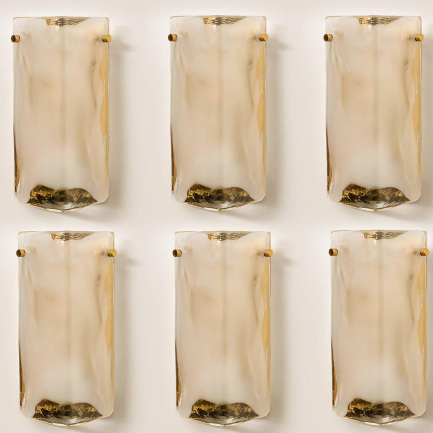 Paire d'appliques murales haut de gamme en verre soufflé opale et transparent sur une quincaillerie en laiton. Conçu et réalisé par J.T. Kalmar, en Autriche, dans les années 1960. Un design minimaliste exécuté avec un goût pour l'excellence de