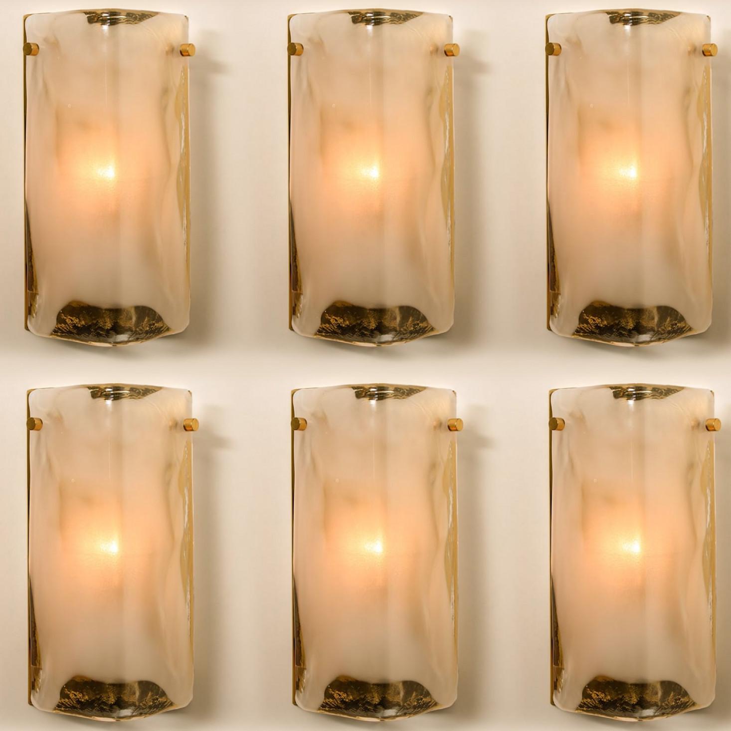 1 des 6 appliques en laiton et verre opale transparent de J.T. Kalmar, années 1960 Bon état à Rijssen, NL