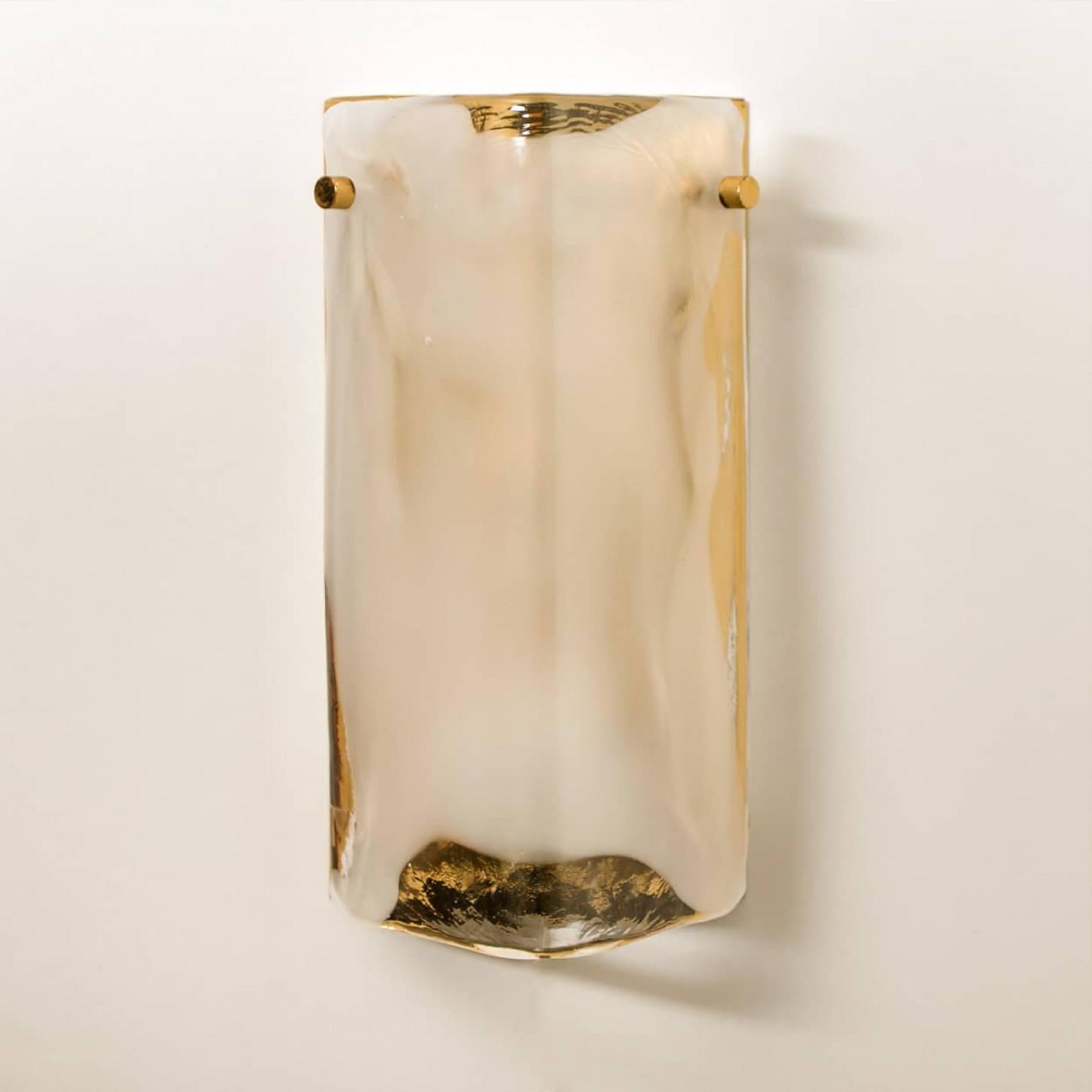 1 des 6 appliques en laiton et verre opale transparent de J.T. Kalmar, années 1960 1