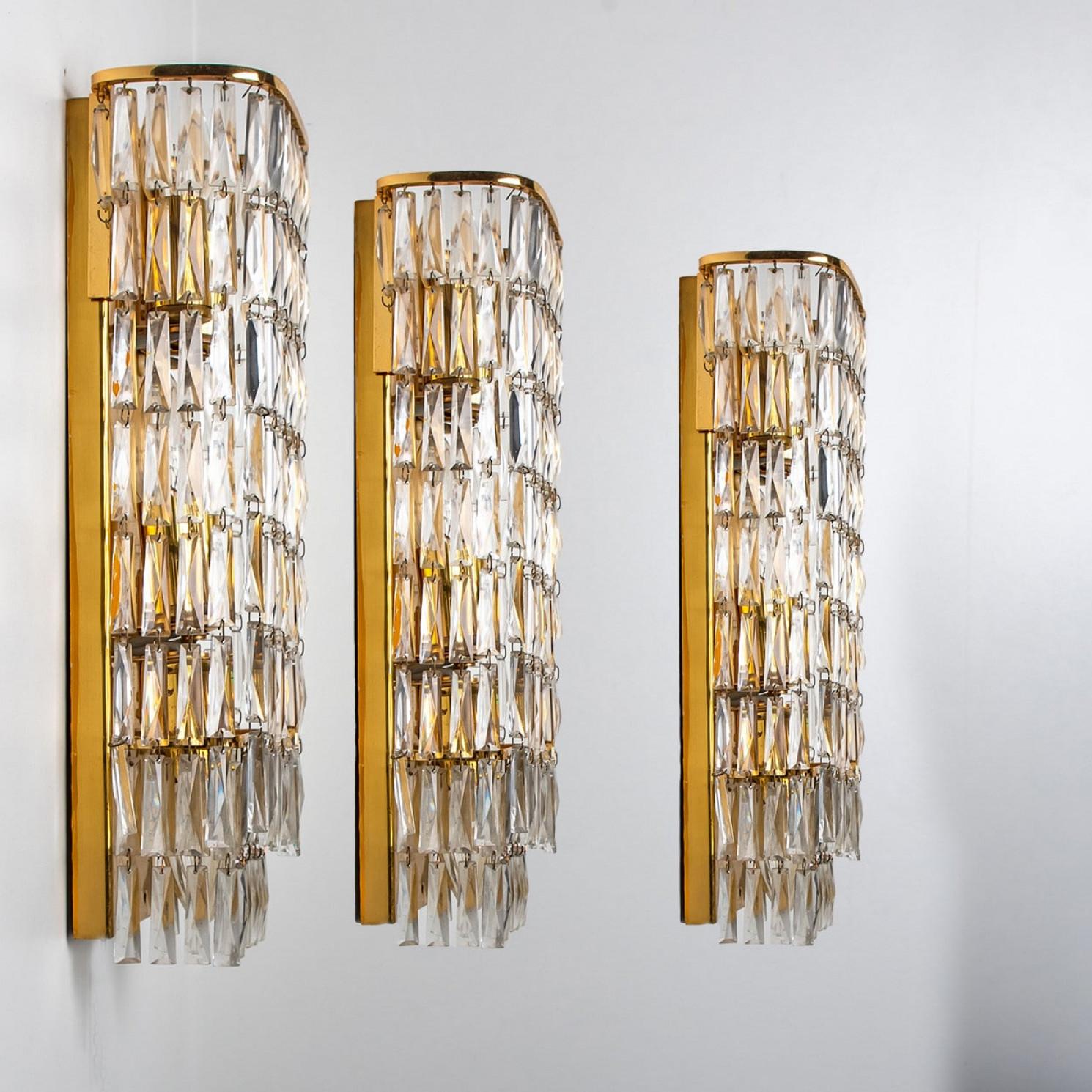 L'une des six appliques murales de Bakalowits, Autriche, de grande qualité. Les installations sont confortables, avec des décors de toutes les époques et exécutés à un niveau très élevé. Les cristaux rectangulaires de haute qualité reflètent