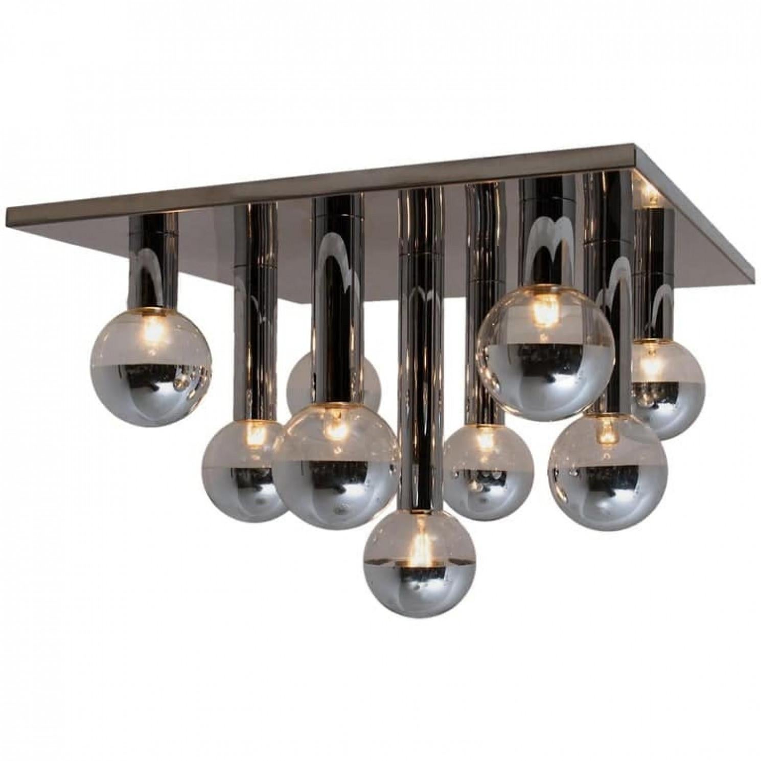 Sehr große und hochwertige Einbau-Deckenleuchte von Motoko Ishii für Staff Lighting Company, Deutschland, 1970er Jahre. Hitzebeständiges Harz, metallisierter Sockel und Lichtkugeln aus Spiegelglas.

Schwere Qualität und in gutem Vintage-Zustand.