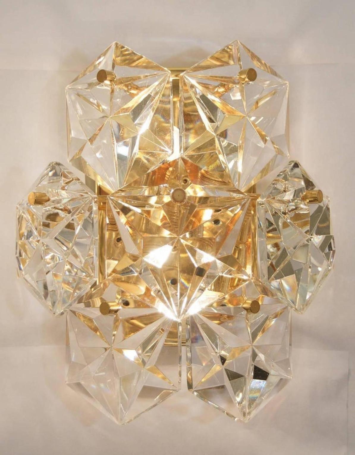 Eine Reihe von vermessingten Rahmen und dicken Diamant-Kristall-Leuchten des famosen Herstellers Kinkeldey. Zwei Lichtquellen. Sehr elegante Beleuchtungskörper, die zu allen Einrichtungsstilen passen. Die Kristalle sind sorgfältig so geschliffen,