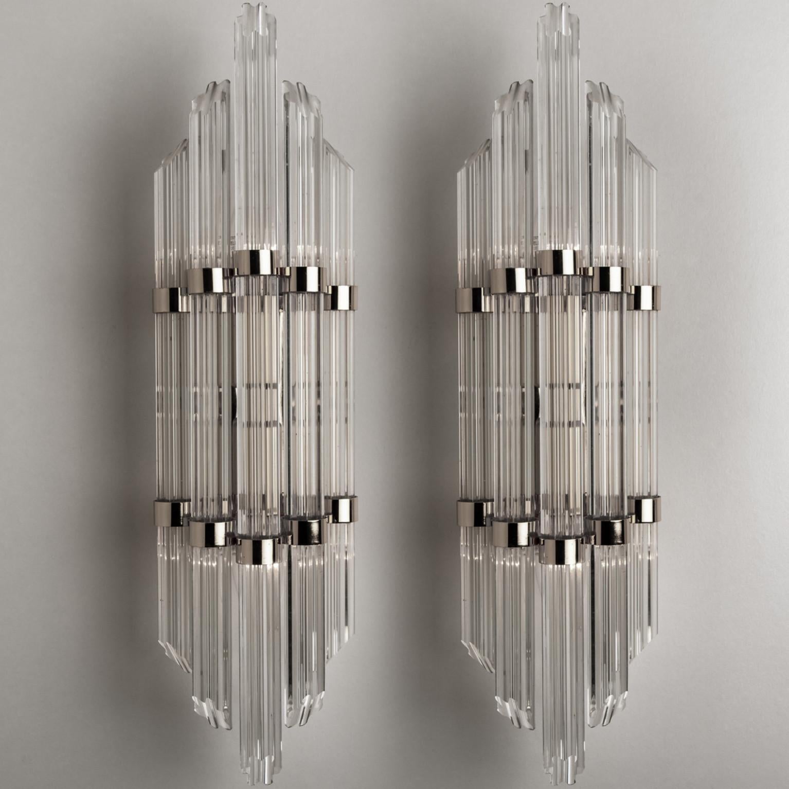 Maravillosos apliques de pared de alta gama en el estilo de Sciolari. El cristal en forma de flor y los detalles cromados dan a cada pieza un aspecto elegante que refracta la luz, llenando la habitación de un suave y cálido resplandor.

El aplique