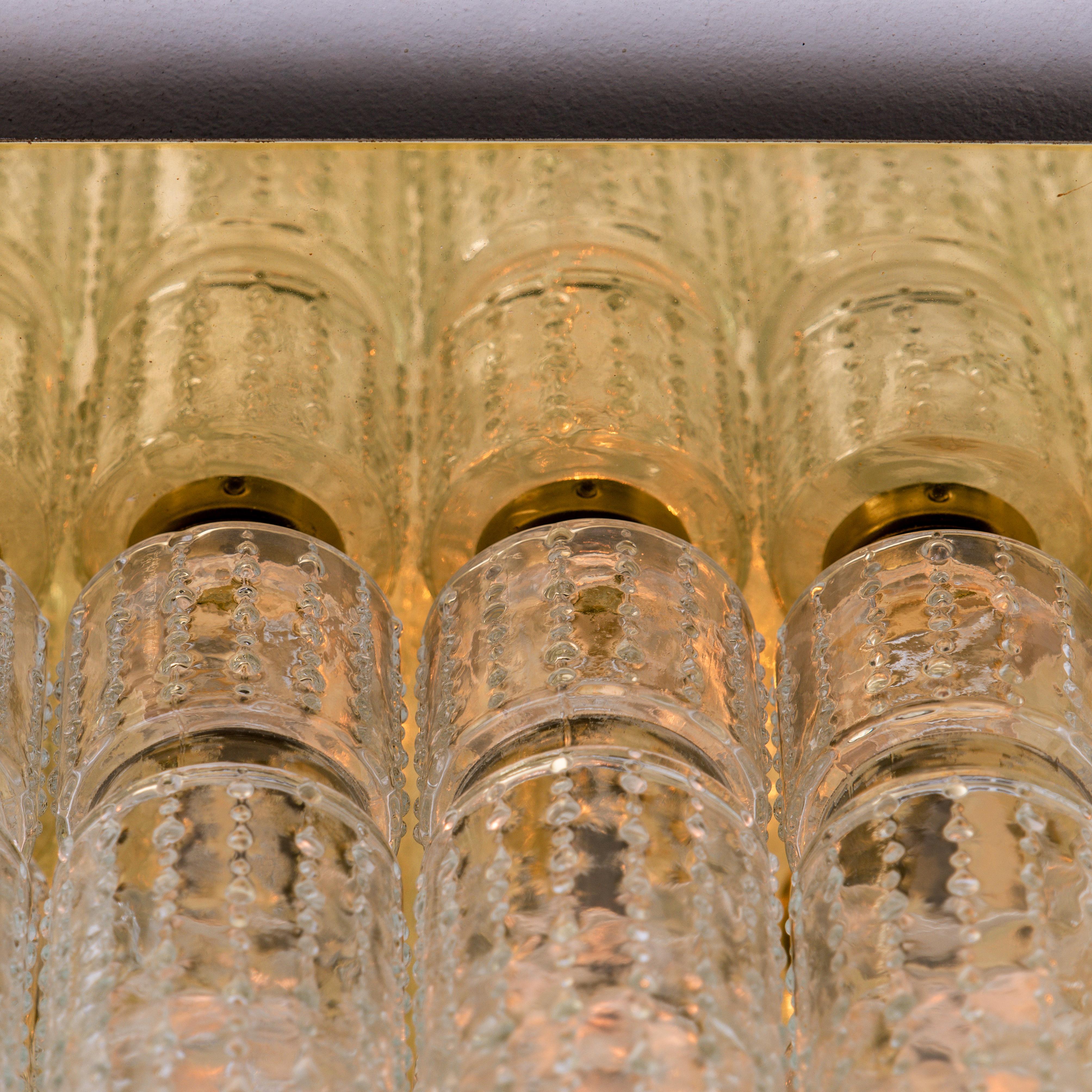 Einer der sechs erstaunlichen Flushmount-Kronleuchter mit 24 hängenden, mundgeblasenen, strukturierten Hohlglasprismen auf einem Messingrahmen. Hergestellt von Glashütte Limburg in Deutschland, entworfen von Boris Tabacoff in den 1970er Jahren.
