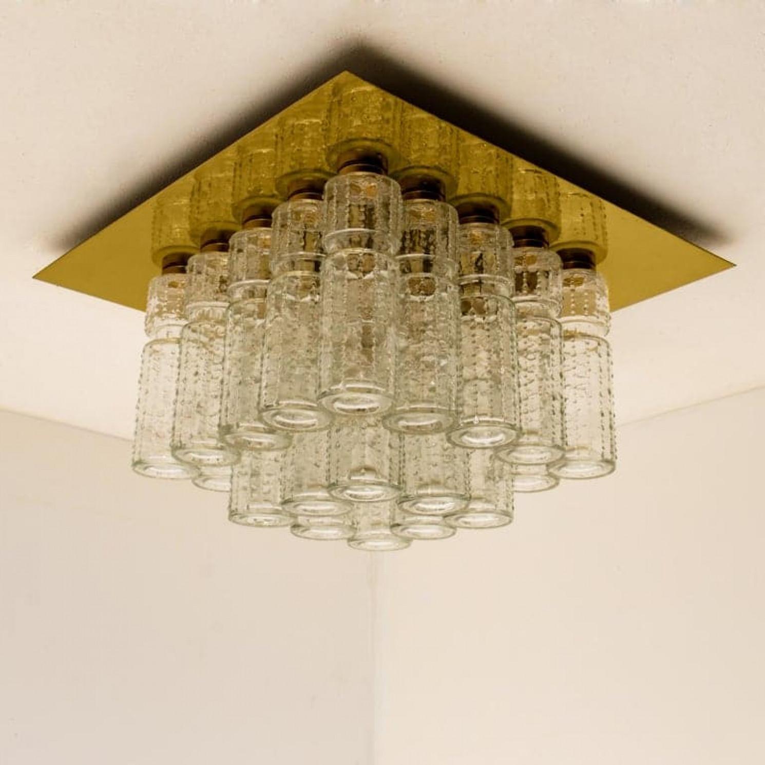 L'un des six lustres étonnants avec 24 prismes suspendus en verre creux texturé soufflé à la main et montés sur un cadre en laiton. Fabriqué par Glashütte Limburg en Allemagne, conçu par Boris Tabacoff dans les années 1970. Luminaires haut de gamme