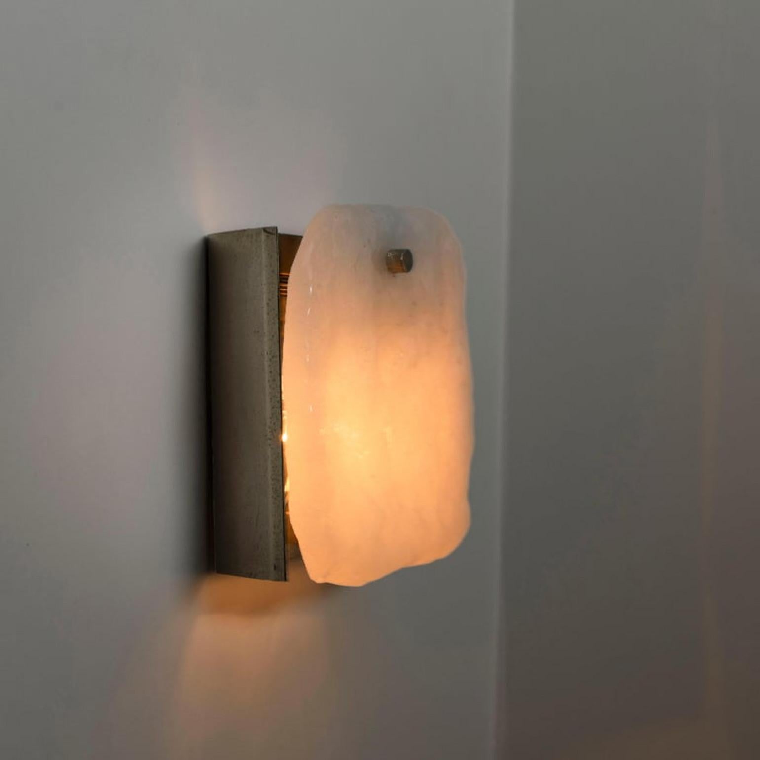 1 dei 6 apparecchi di illuminazione in vetro e ottone progettati da J.T. Kalmar, Austria, 1960 in vendita 6
