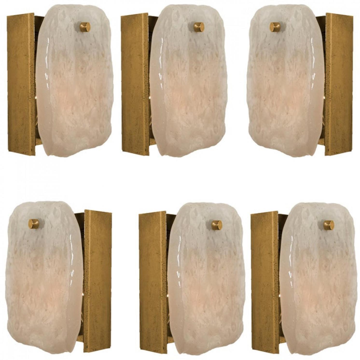 Una splendida coppia di lampade disegnate da J.T. Kalmar e prodotte da Kalmar Franken, Austria, negli anni '60.
Design di alta gamma e artigianale del XX secolo. Il quadrato di paralumi in vetro testurizzato bianco e opaco fornisce una luce ben