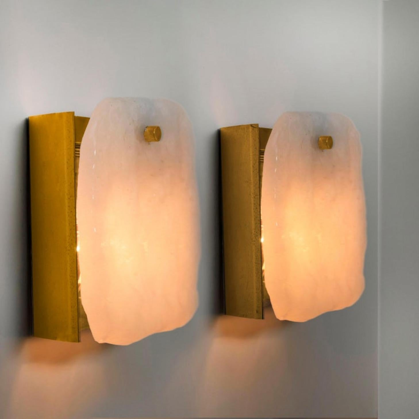 Mid-Century moderno 1 dei 6 apparecchi di illuminazione in vetro e ottone progettati da J.T. Kalmar, Austria, 1960 in vendita