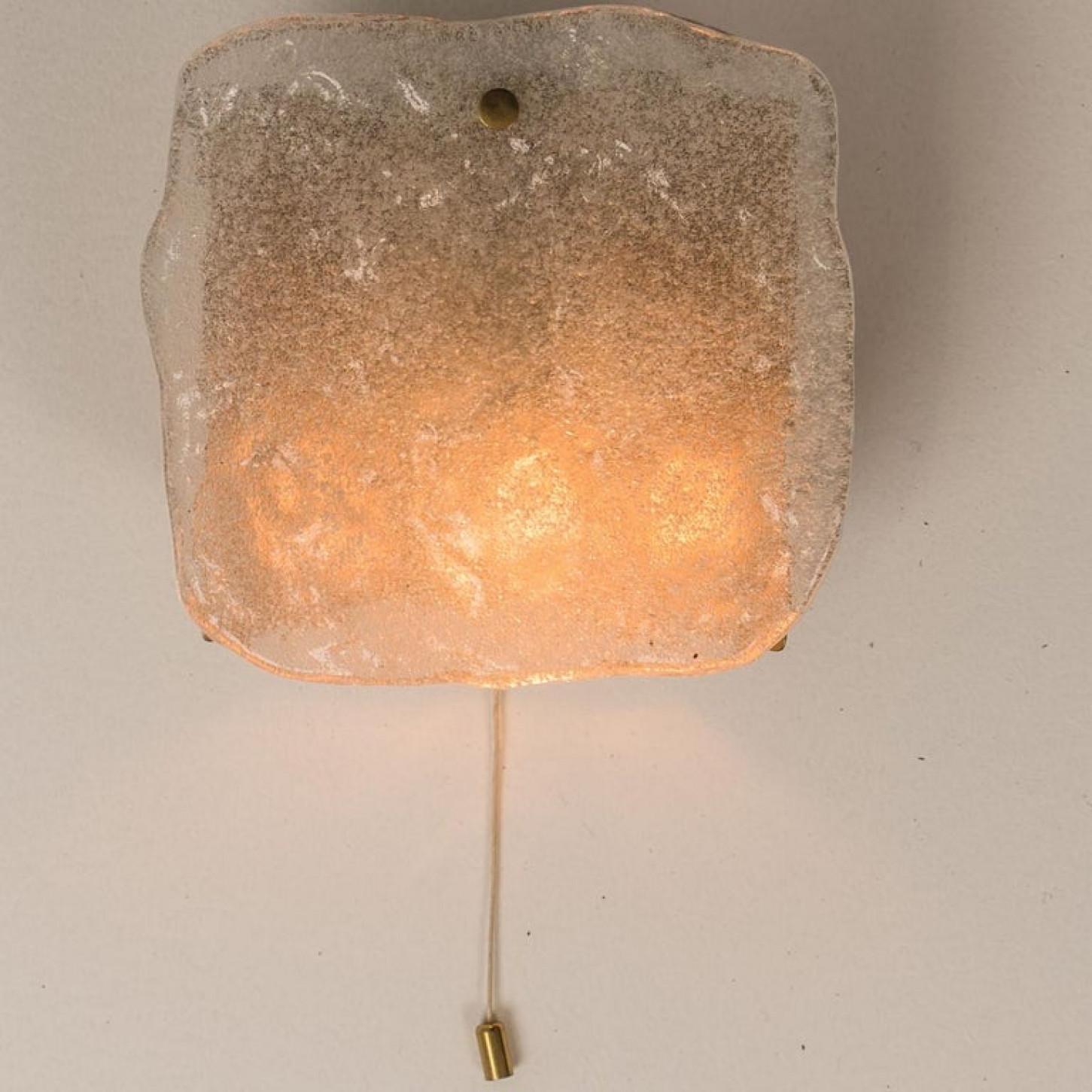 1 der 6 Leuchten aus Glas und Messing, entworfen von J.T Kalmar, Österreich, 1960er Jahre im Angebot 1