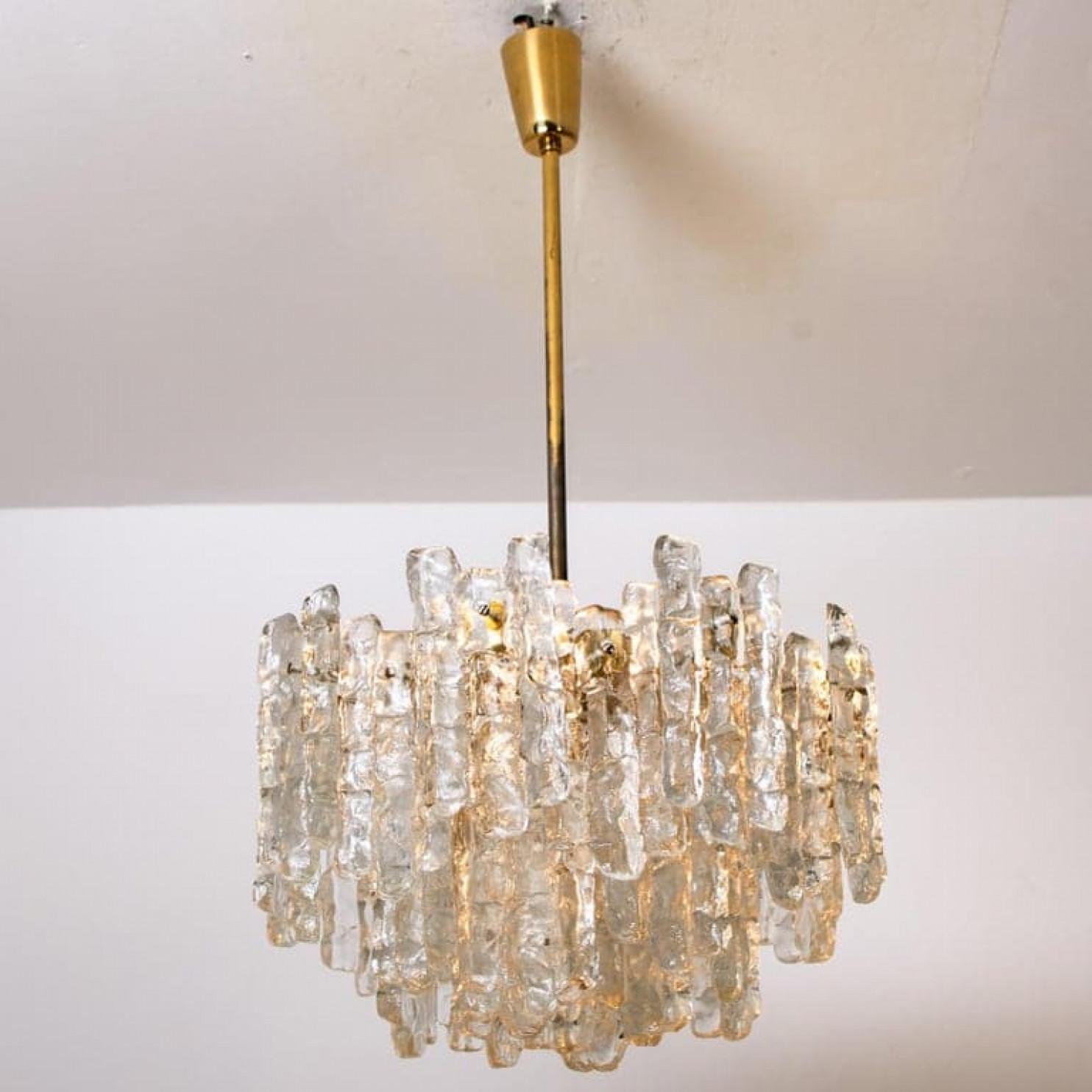 1 der 6 Eisglas-Wandleuchter mit Messingtönen von J.T. Kalmar, Österreich im Angebot 3