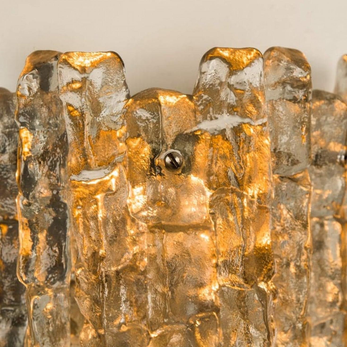1 der 6 Eisglas-Wandleuchter mit Messingtönen von J.T. Kalmar, Österreich (Gebürstet) im Angebot