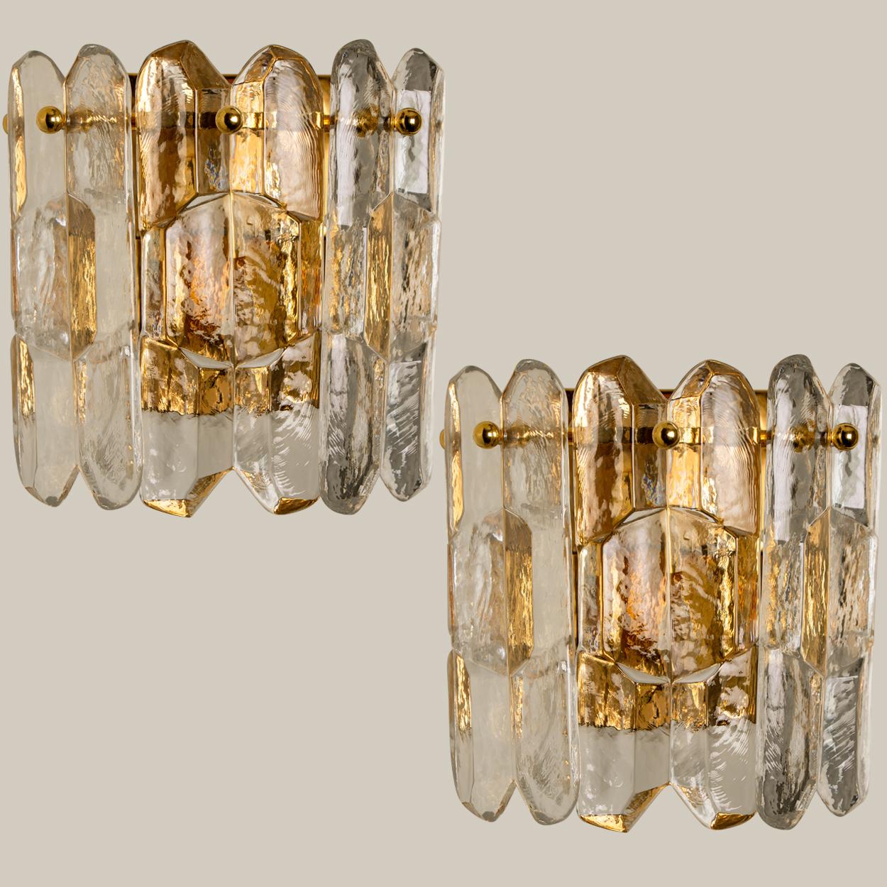 1 of the 6 high-end and handmade gilt brass 24-karat gold-plated wall lights made by Kalmar in Austria. This model 