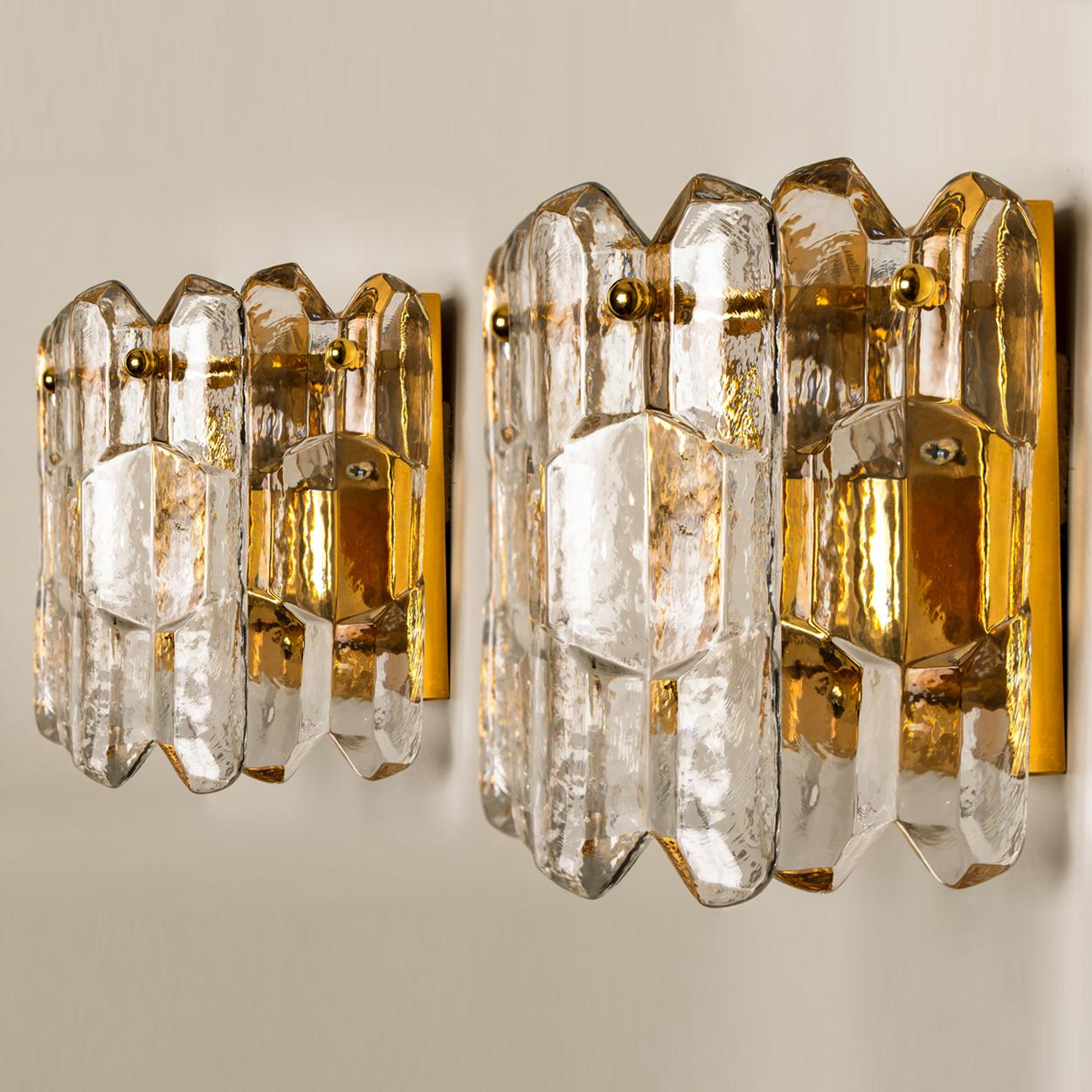 1 of the 6 J.T. Kalmar 'Palazzo' Wall Light Fixtures Gilt Brass and Glass In Good Condition For Sale In Rijssen, NL