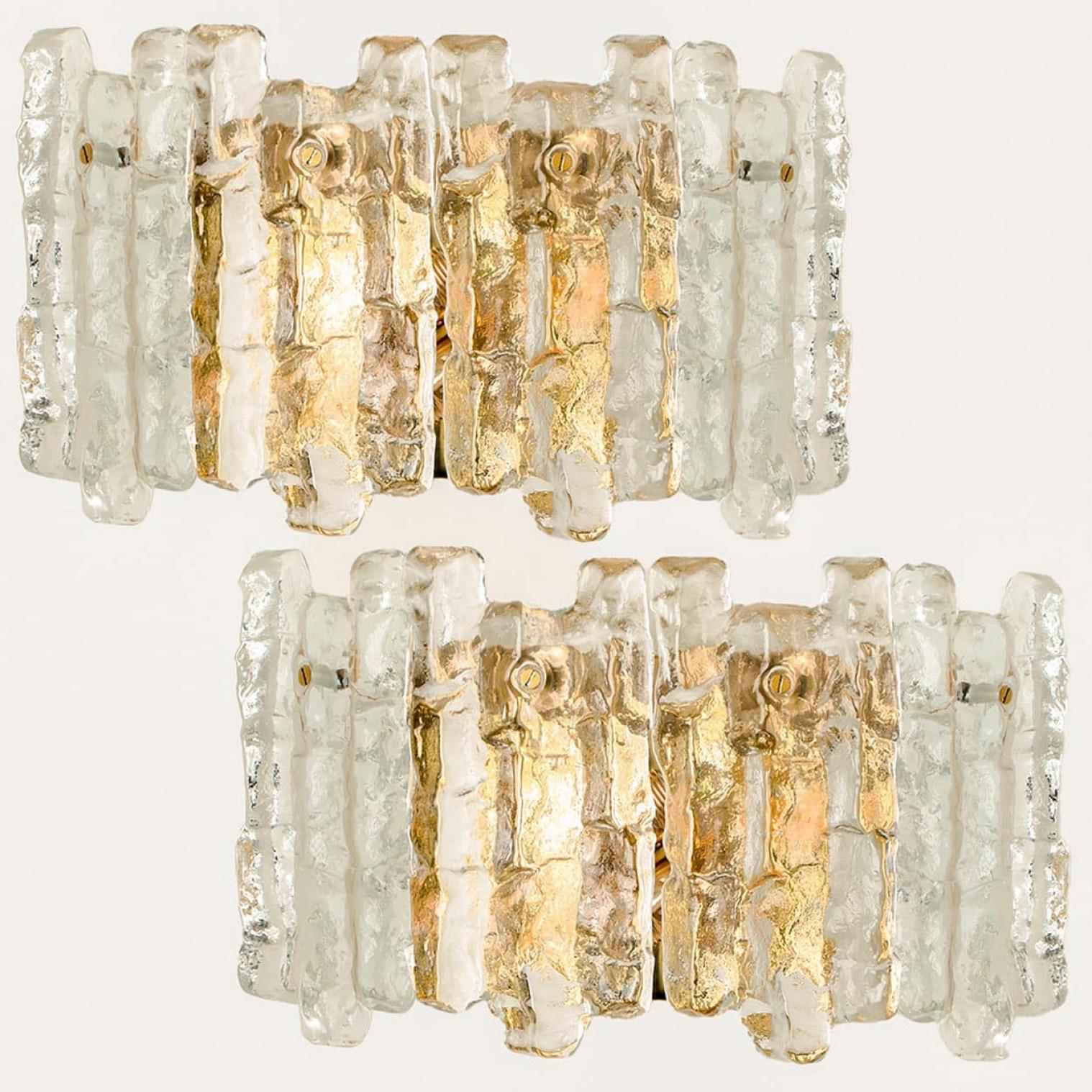 1 delle 6 eleganti lampade o appliques moderne di fascia alta in ottone, prodotte da J.T. Kalmar, Austria, negli anni '1970. Un design incantevole, realizzato con uno standard molto elevato. Ogni applique ha quattro lastre di vetro di ghiaccio