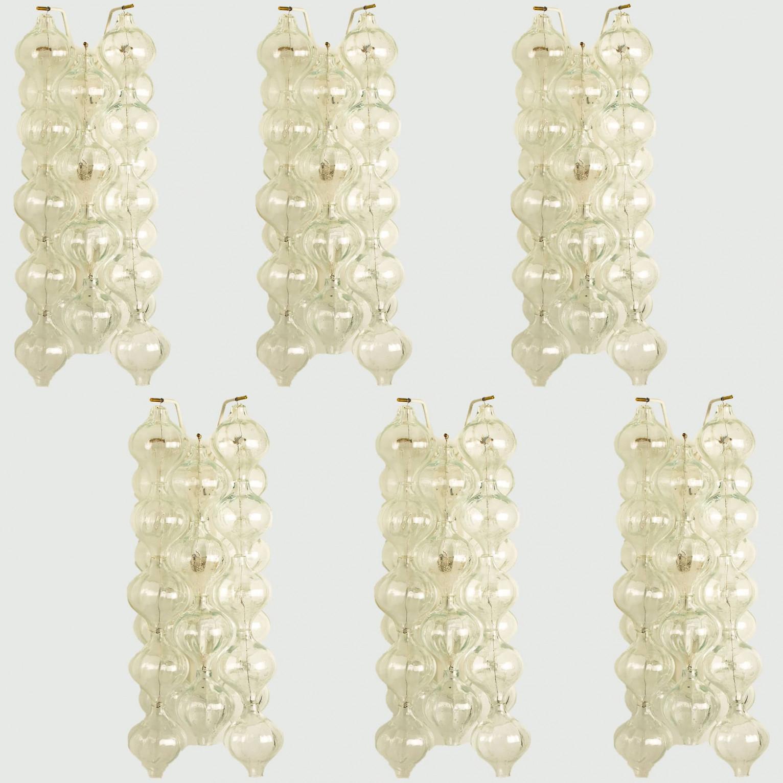 1 delle 2 coppie uniche di grandi ed eleganti applique in vetro 'Tulipan' di J.T. Kalmar, Austria, Vienna, prodotto a metà del secolo scorso, circa 1970 (fine anni '60 o inizio anni '70). Bicchieri a forma di tulipano soffiati a mano. Con una