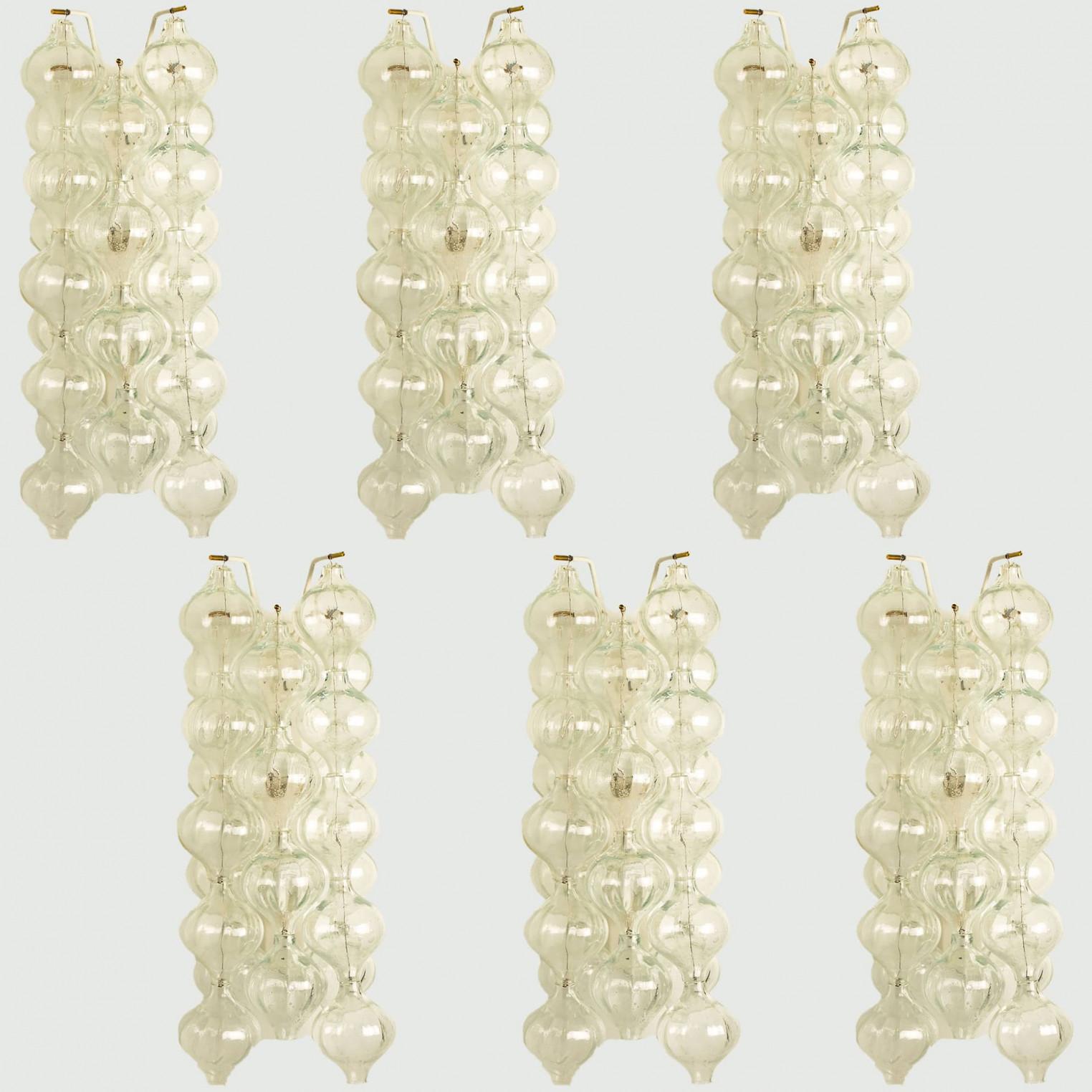 1 der 2 Paare einzigartiger großer und eleganter 'Tulipan' Glaswandleuchter von J.T. Kalmar, Österreich, Wien, hergestellt um die Jahrhundertmitte, um 1970 (Ende der 1960er oder Anfang der 1970er Jahre). Tulpenförmige mundgeblasene