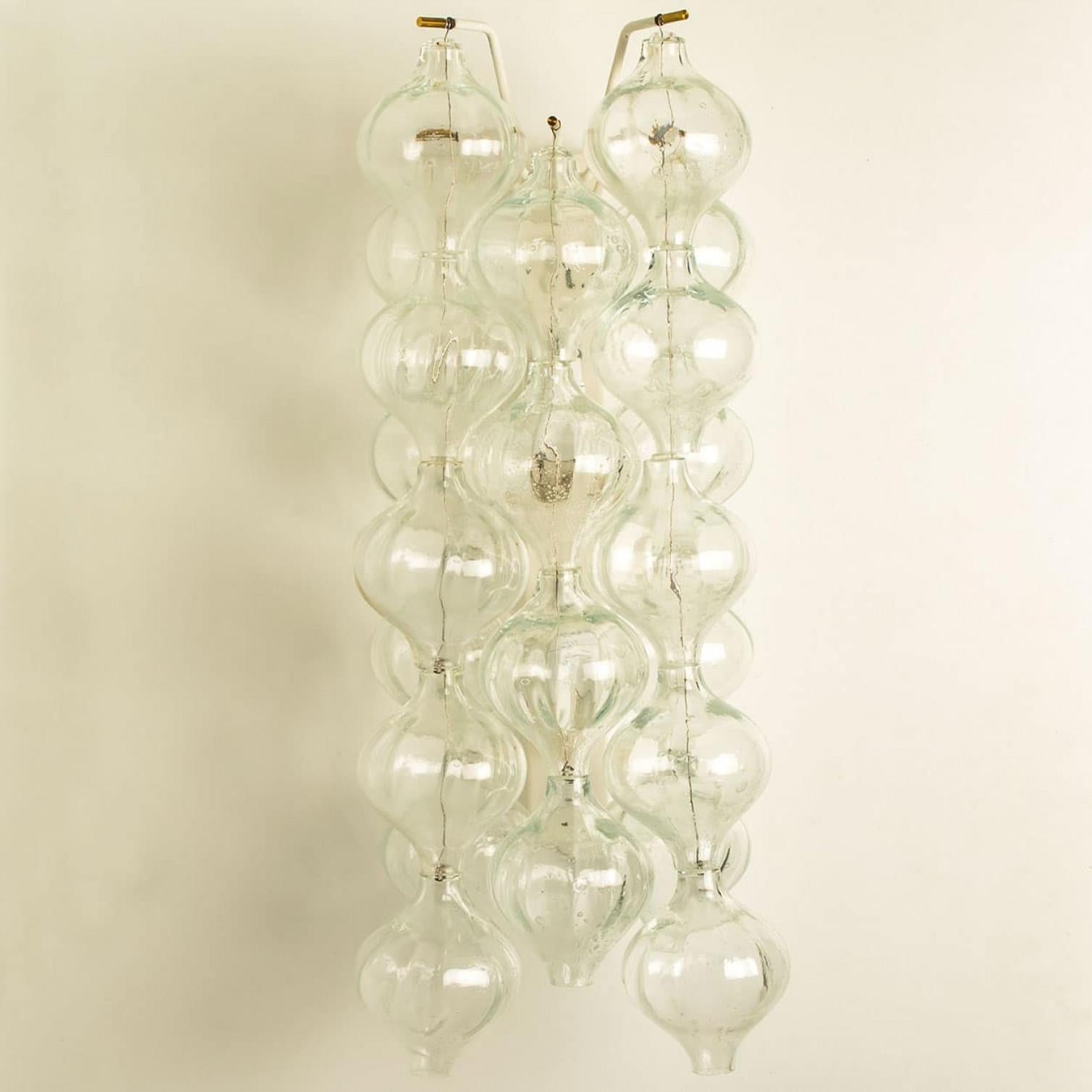 Autre 1 des 6 grandes lampes murales ou appliques Tulipan de J.T. Kalmar en vente