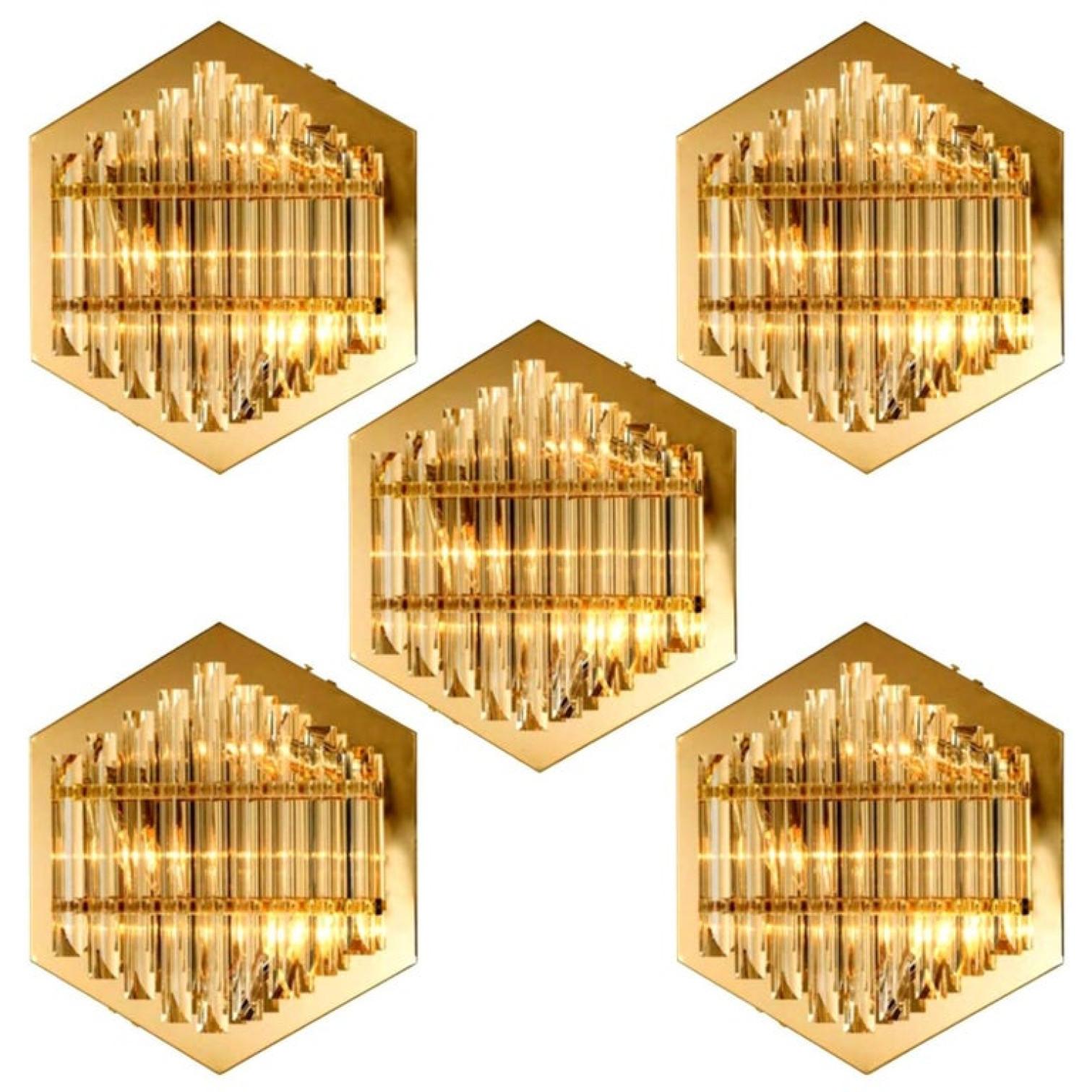 One of the six Venini style glass sconces with triedi crystals, manufactured in circa 1970 (late 1960s and early 1970s) featuring 9 crystal clear glass 