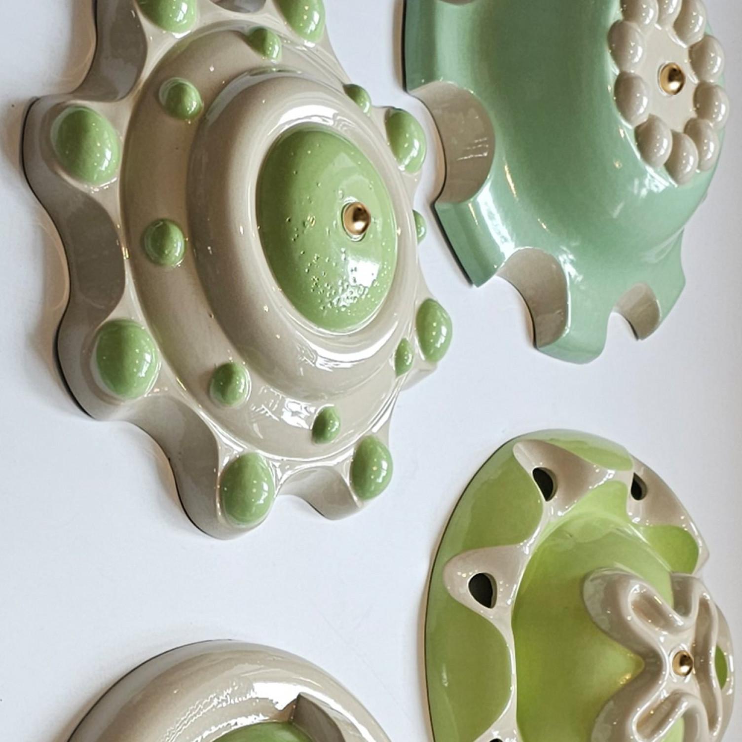 Néerlandais 1 des 6 lampes en céramique verte, Rosettes de Jeanine Keizer, 1990 en vente
