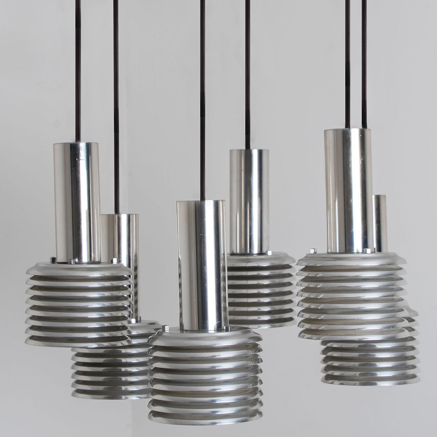 L'une des six cascades originales de lampes suspendues chromées des années 1970 produites par Staff Leuchten, Allemagne.
Luminaires en verre de qualité supérieure avec abat-jour soufflé à la main sur une suspension chromée. Pièces originales.
Cet