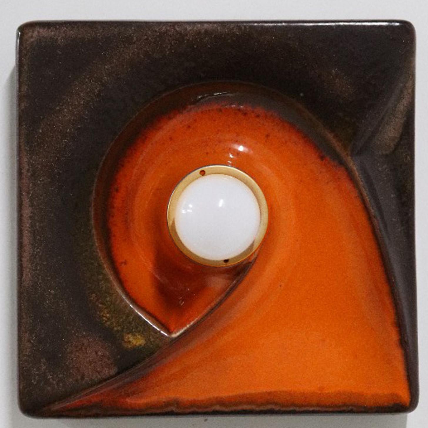 1 des 6 Spectaculaires appliques graphiques émaillées, en céramique brune et sable, fabriquées dans les années 1970 en Allemagne.

Nous avons utilisé des ampoules blanches (voir images), mais le miroir argenté, l'or doux/l'ambre ou le fumé sont