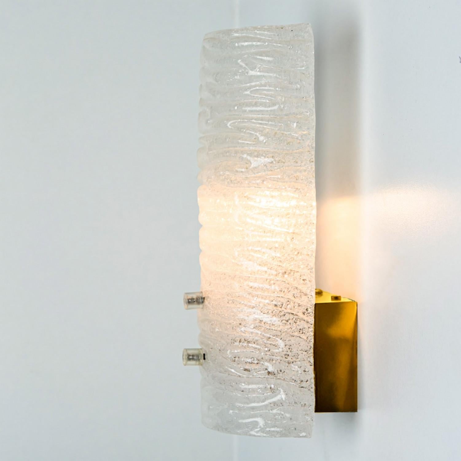 1 of the 6 Ribble Textured Glass Brass Wall Lights by J.T. Kalmar, Austria In Good Condition For Sale In Rijssen, NL