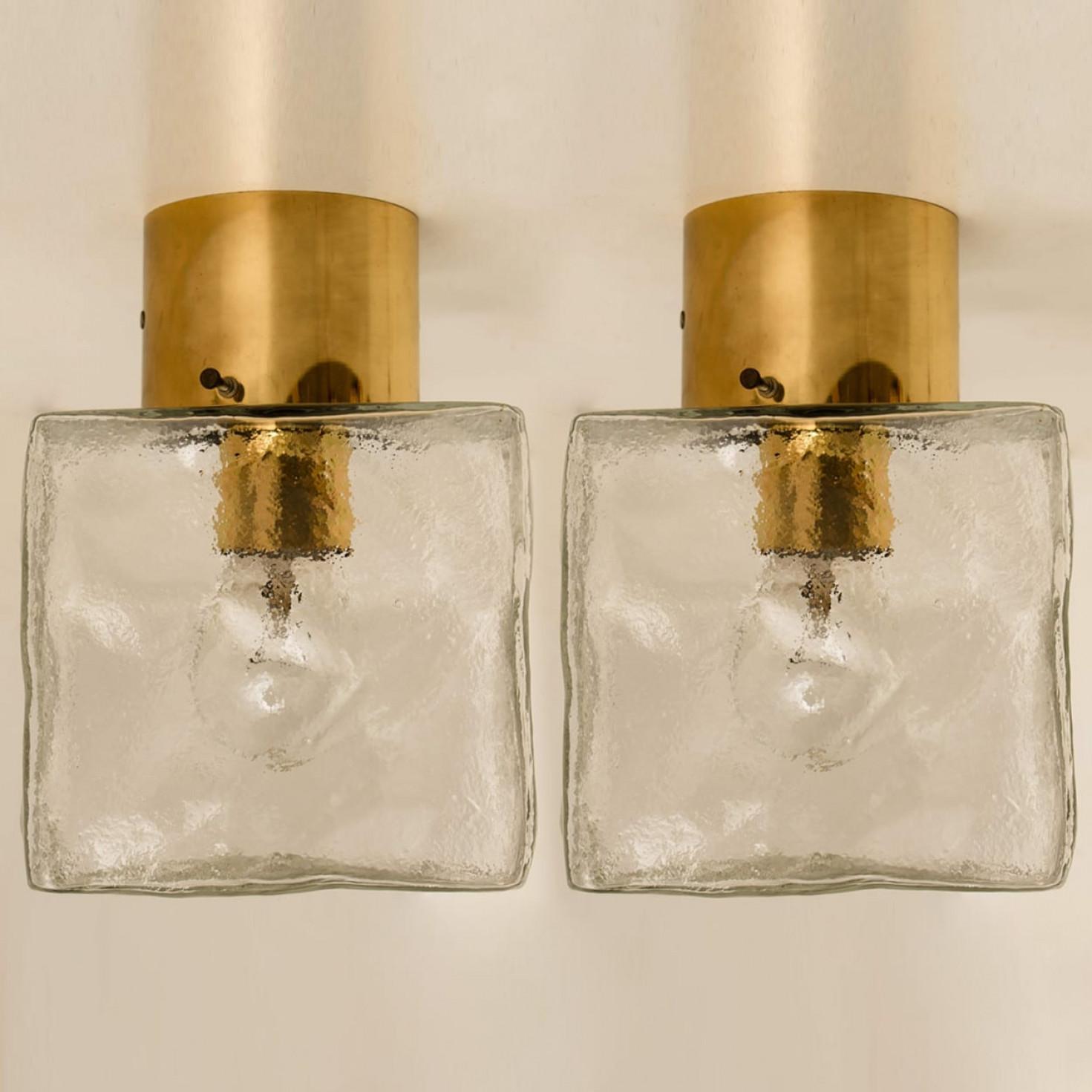 1 der 6 quadratischen Leuchten aus Glas und Messing von J.T. Kalmar, Österreich (Moderne der Mitte des Jahrhunderts) im Angebot