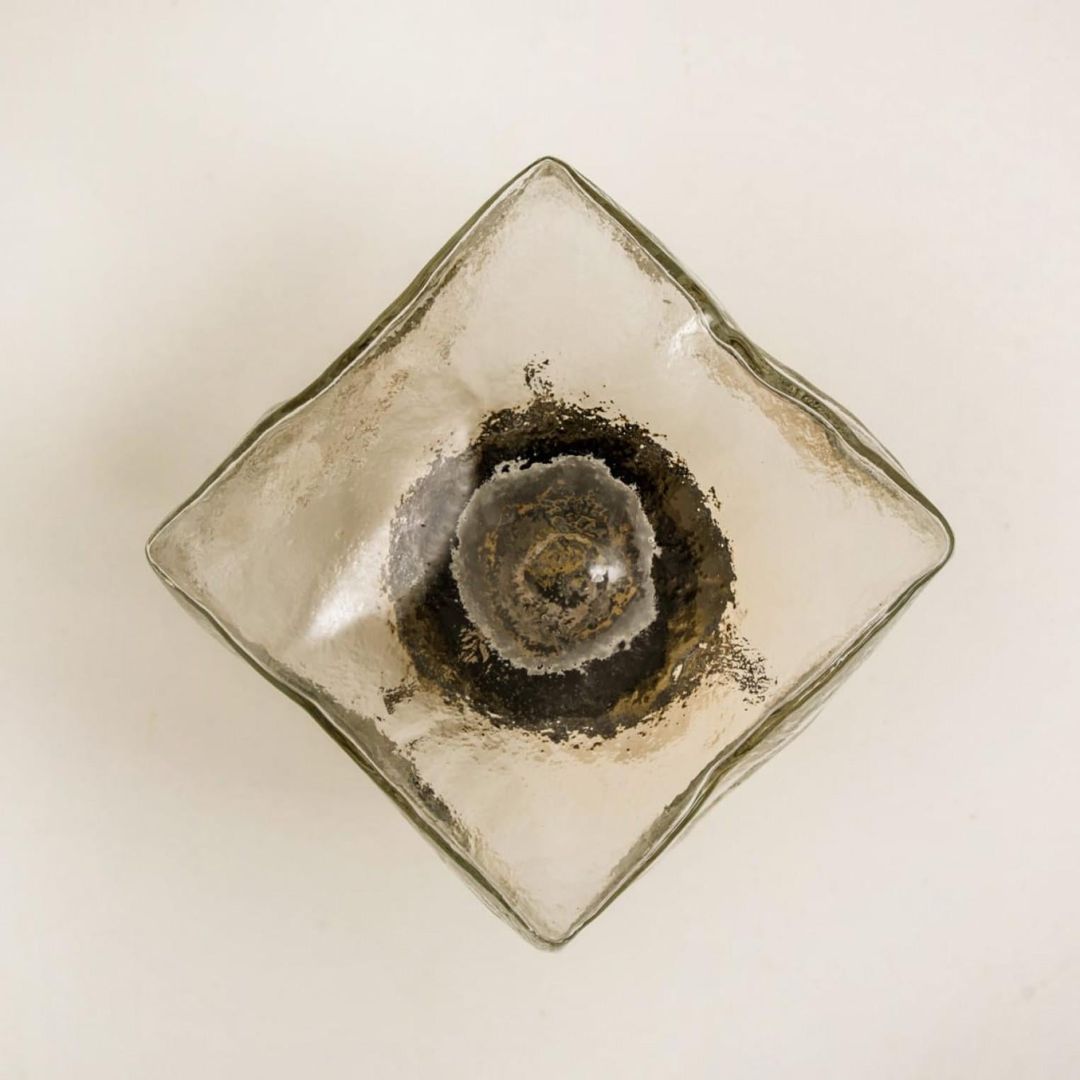 1 der 6 quadratischen Leuchten aus Glas und Messing von J.T. Kalmar, Österreich (Österreichisch) im Angebot