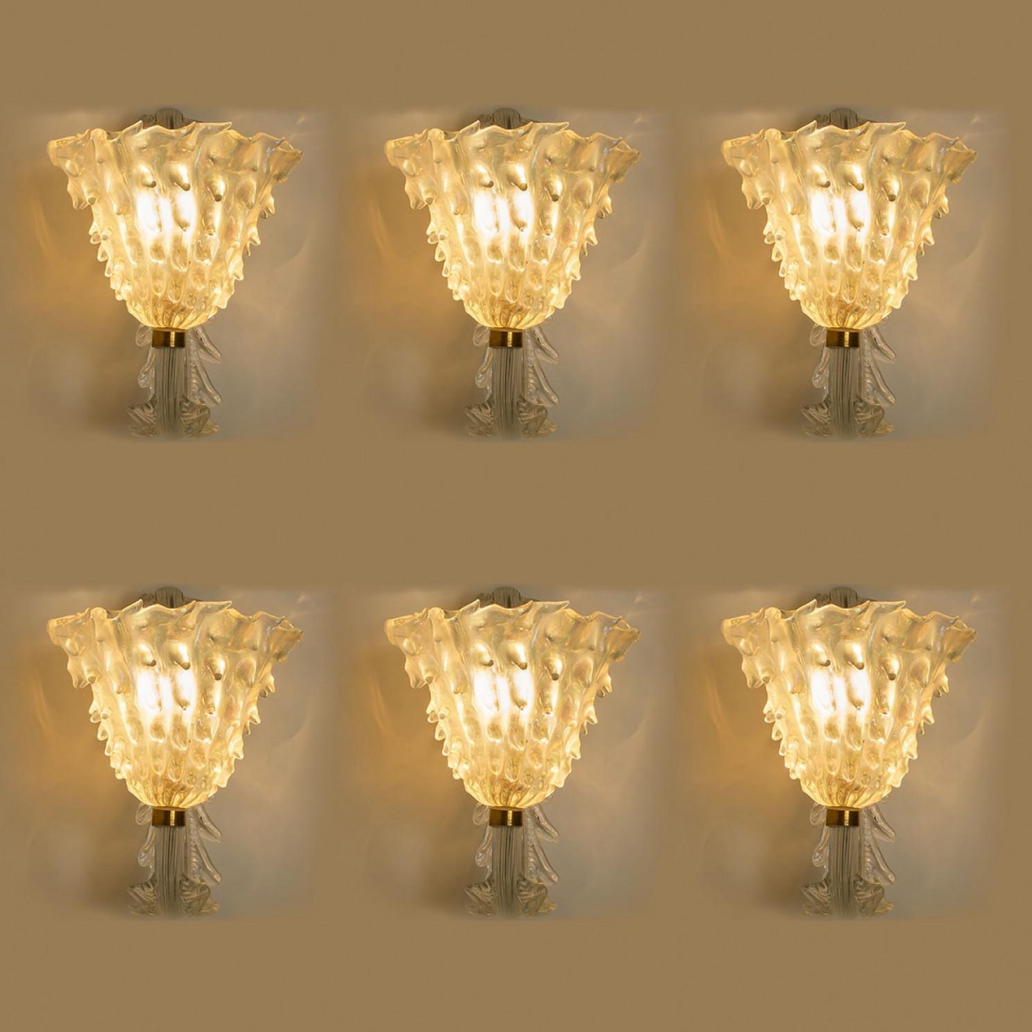Metà XX secolo 1 delle 6 lampade da parete con paralumi in vetro, Seguso, Italia 1960 in vendita
