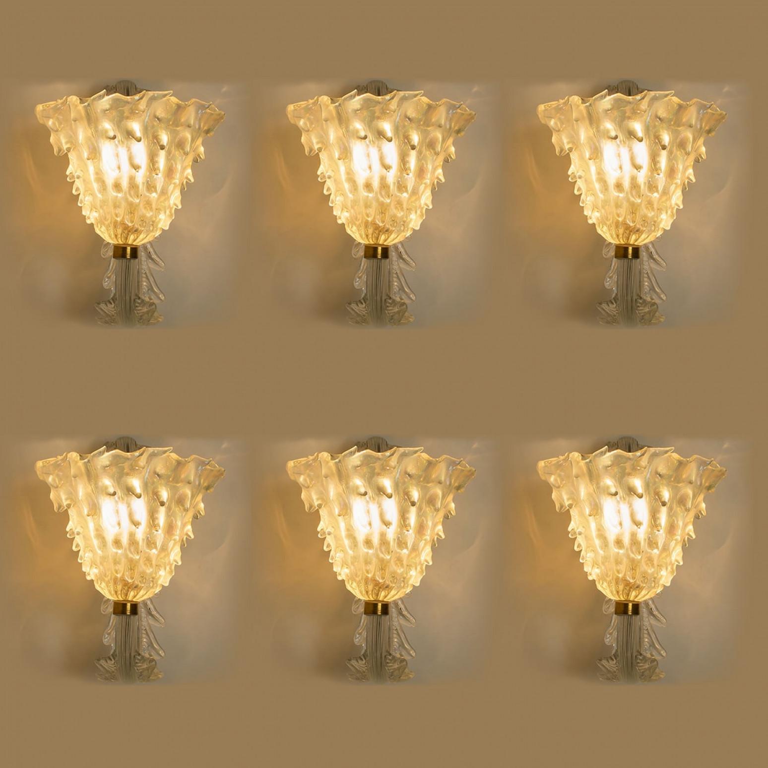 1 de los 6 Apliques de pared con pantallas de cristal, Seguso, Italia 1960 Latón en venta