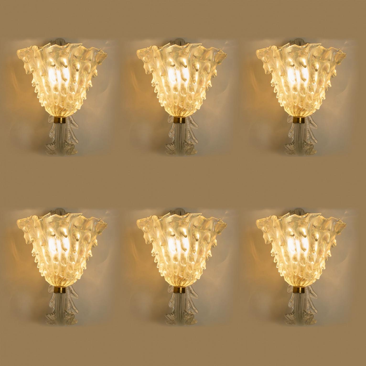 Laiton 1 des 6 appliques murales avec abat-jour en verre, Seguso, Italie 1960 en vente