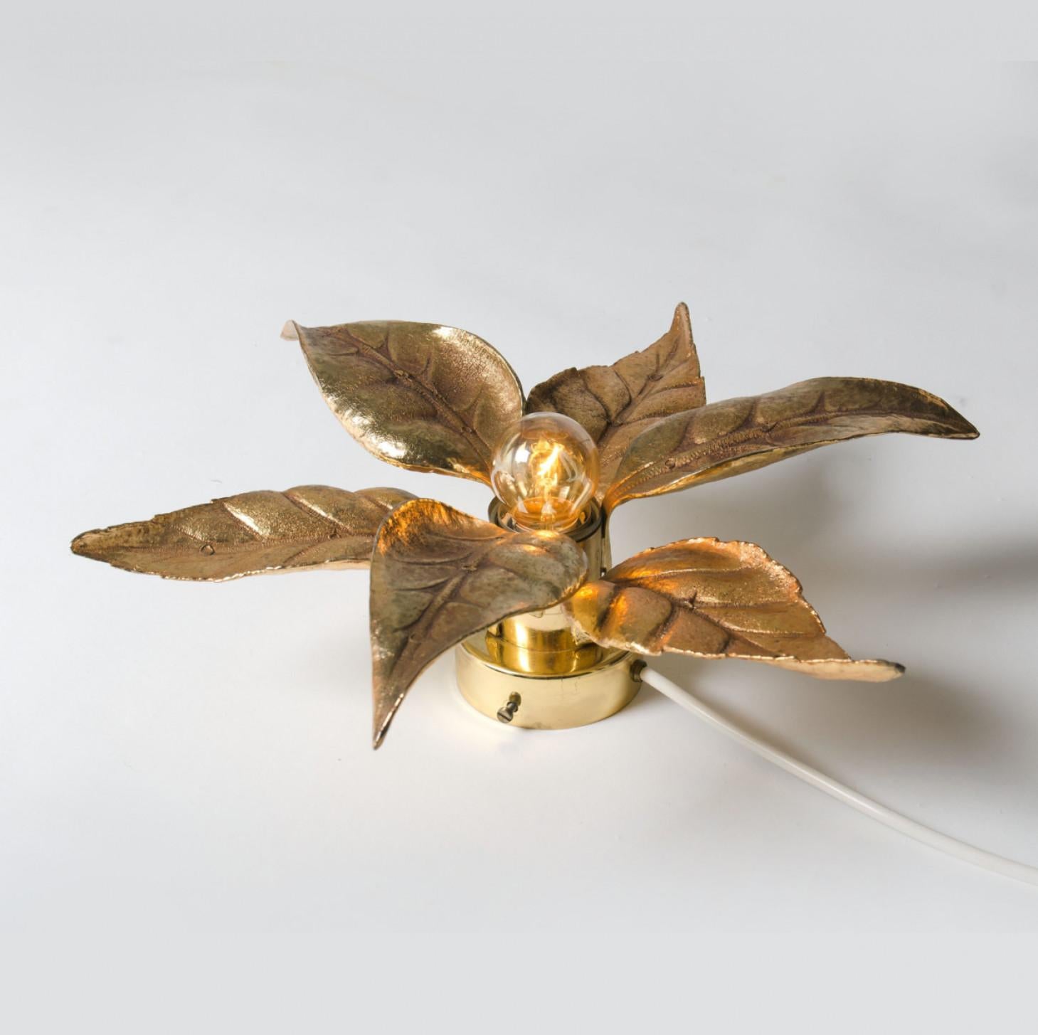 1 of the 6 Willy Daro Style Brass Flowers Wall Lights, 1970s In Good Condition For Sale In Rijssen, NL
