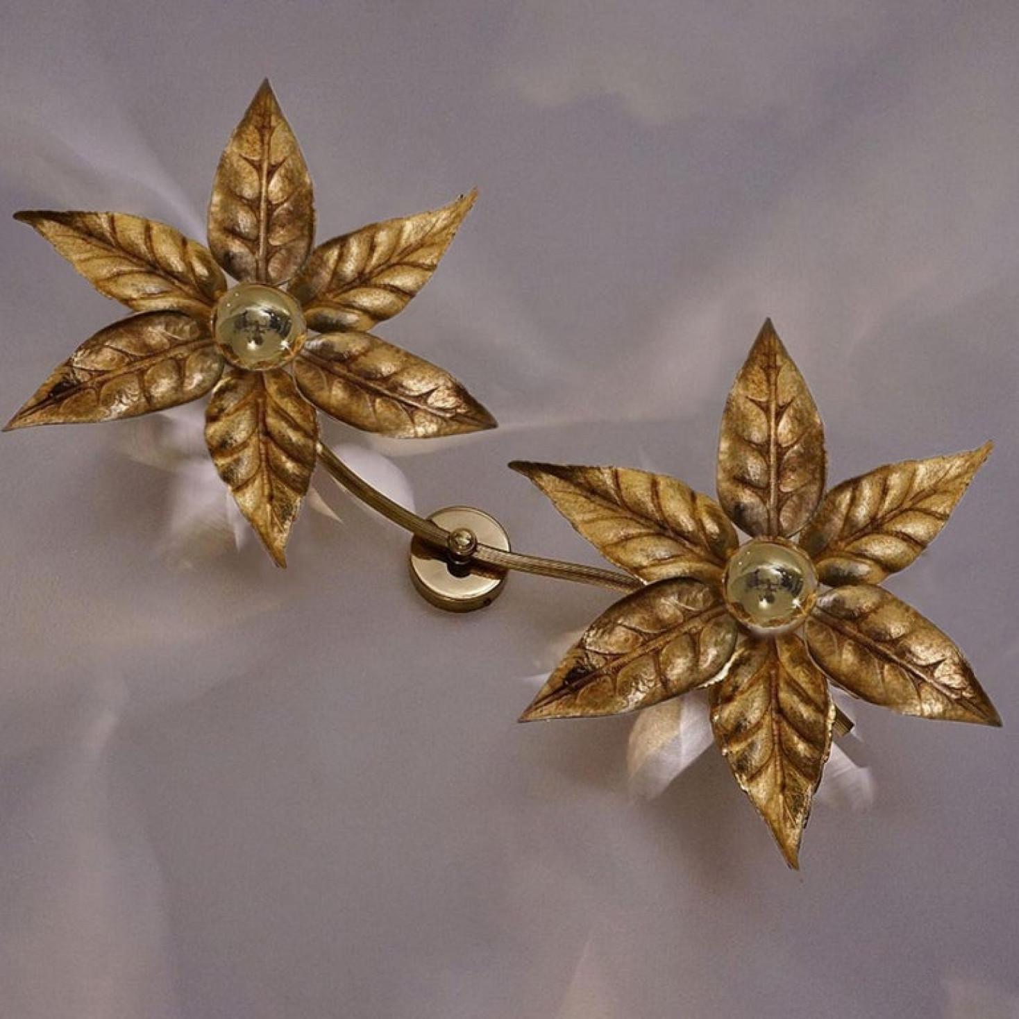 1 de los 6 Apliques de doble flor de latón estilo Willy Daro, años 70 Moderno de mediados de siglo en venta