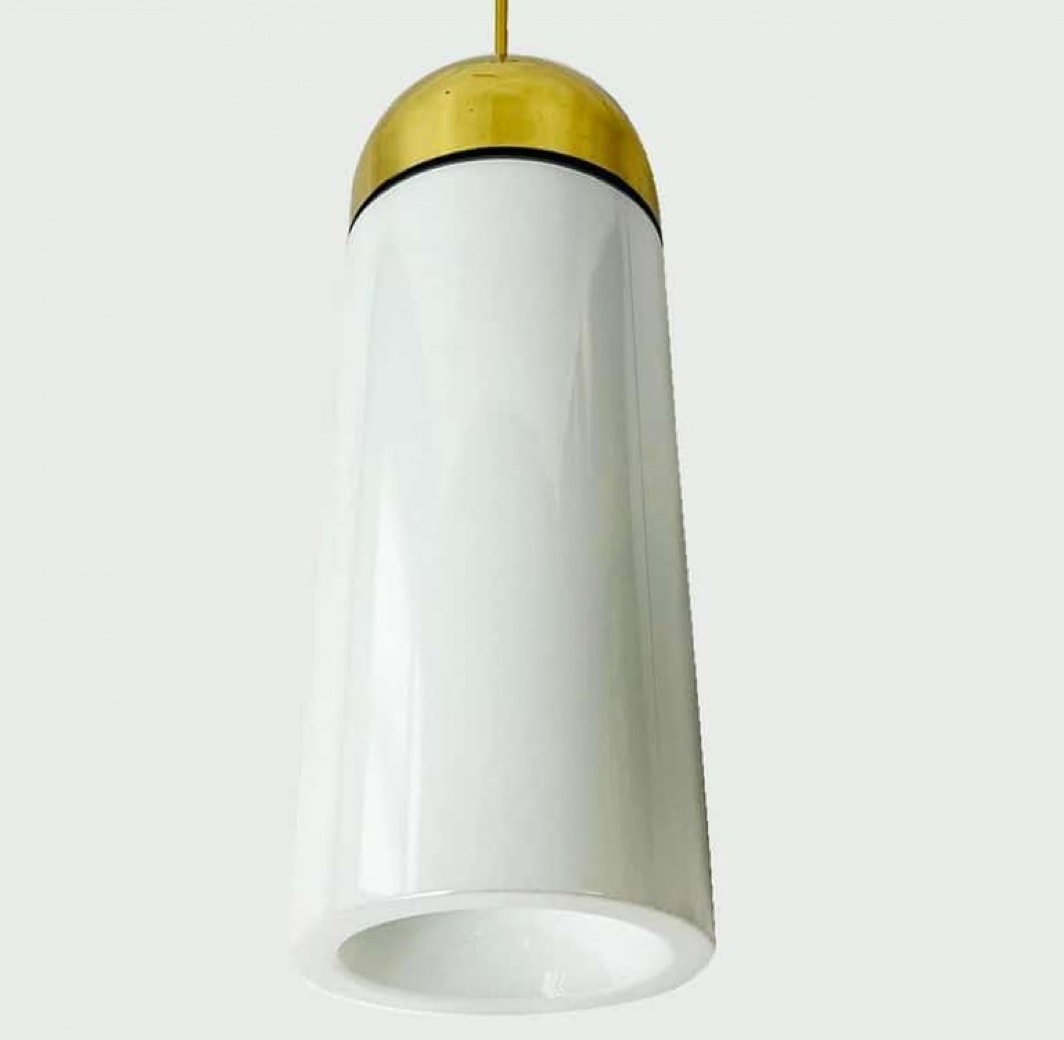 XX secolo 1 delle 6 luci a sospensione XL in vetro opaco e ottone di Limburg, anni '70 in vendita