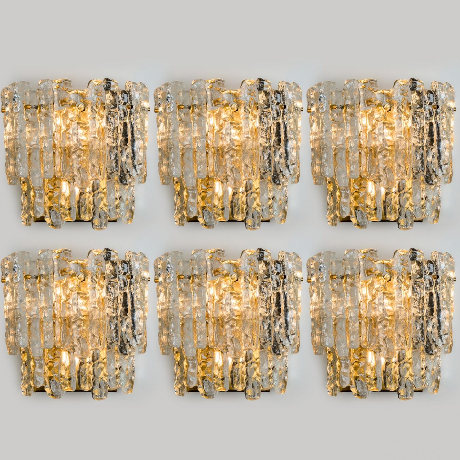 Preciosa luminaria de alta calidad fabricada por Kalmar, Austria. Fabricada a mediados de siglo, hacia 1970 (a finales de los 60 y principios de los 70).

Este aplique XL tiene luces de cristal de hielo hechas a mano y placa trasera de latón. Los