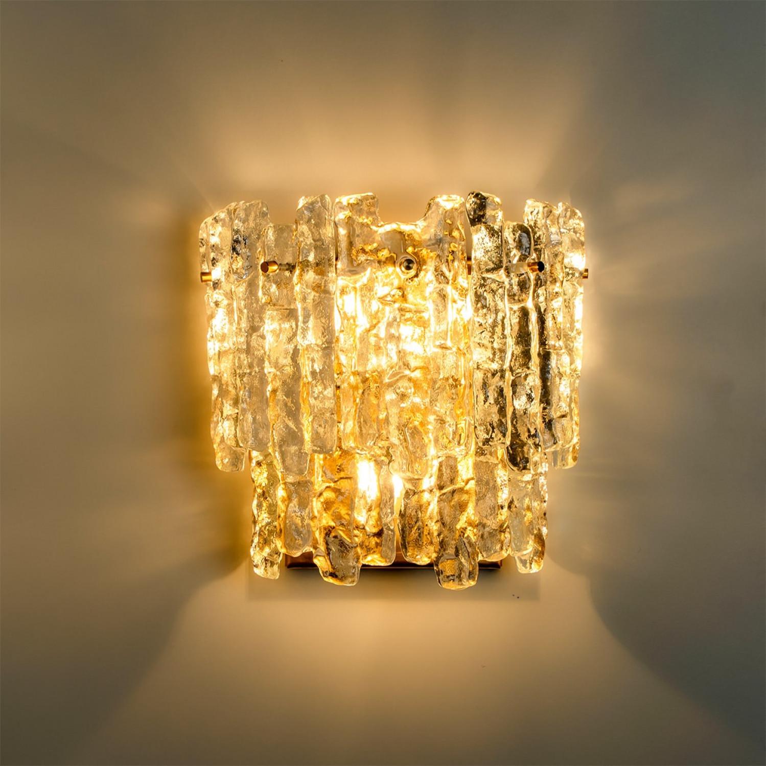 1 of the 6 XL Textured Ice glass Wall Lights Kalmar, 1970s en Bueno estado para la venta en Rijssen, NL