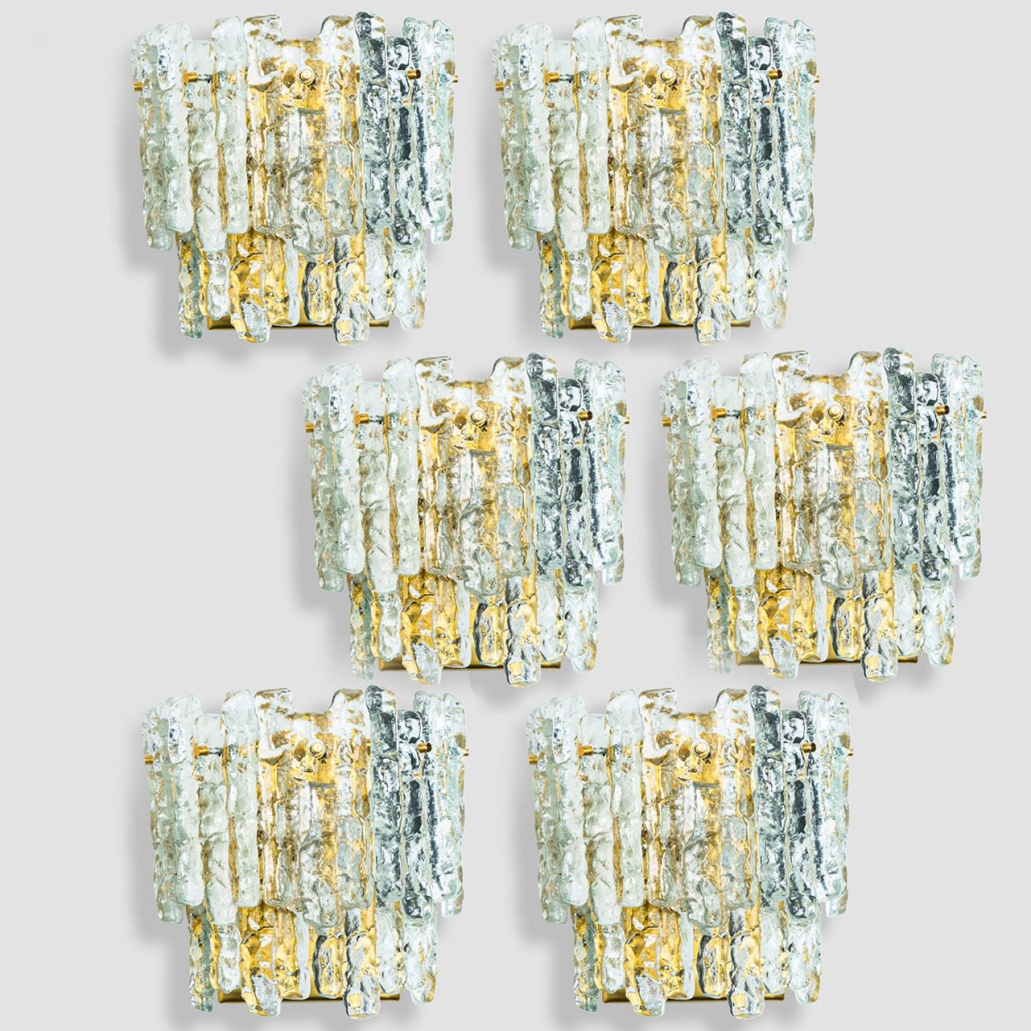 20ième siècle 1 des 6 XL Lampes murales en verre texturé Ice Lighting Kalmar, années 1970 en vente