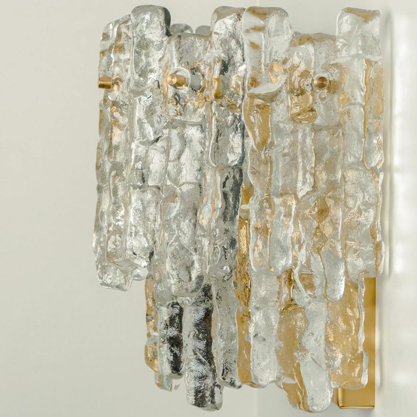 1 de los 6 Apliques XL de cristal de hielo texturado Kalmar, años 70 siglo XX en venta