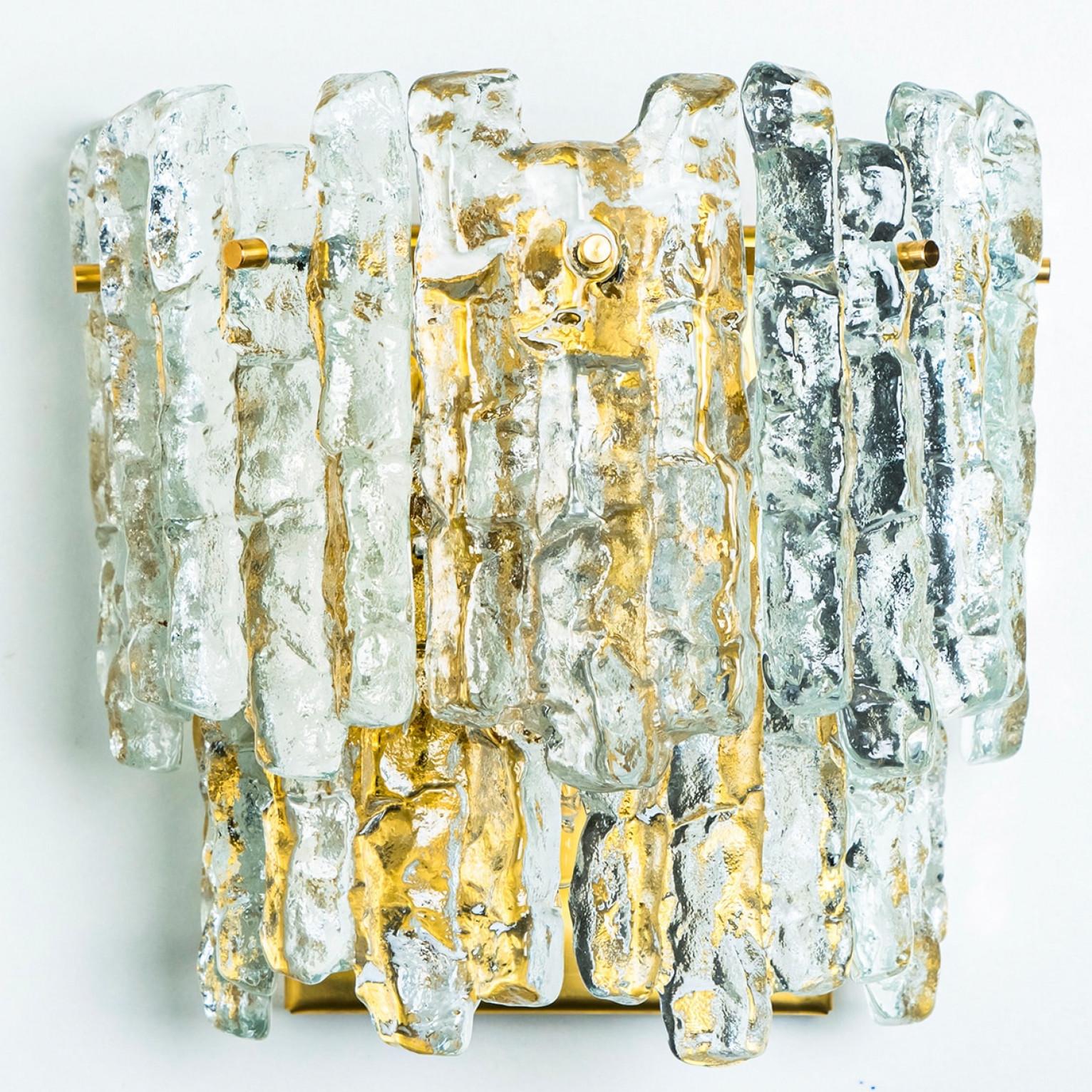 Laiton 1 des 6 XL Lampes murales en verre texturé Ice Lighting Kalmar, années 1970 en vente