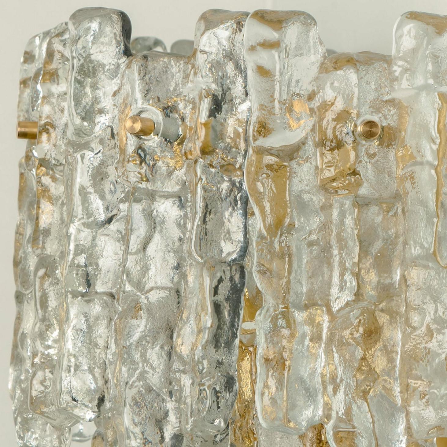 1 de los 6 Apliques XL de cristal de hielo texturado Kalmar, años 70 Latón en venta