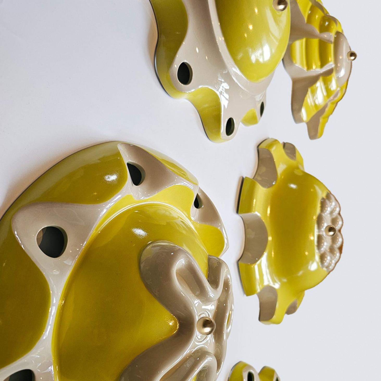 Olandese 1 delle 6 lampade in ceramica gialla, Rosette di Jeanine Keizer, 1990 in vendita