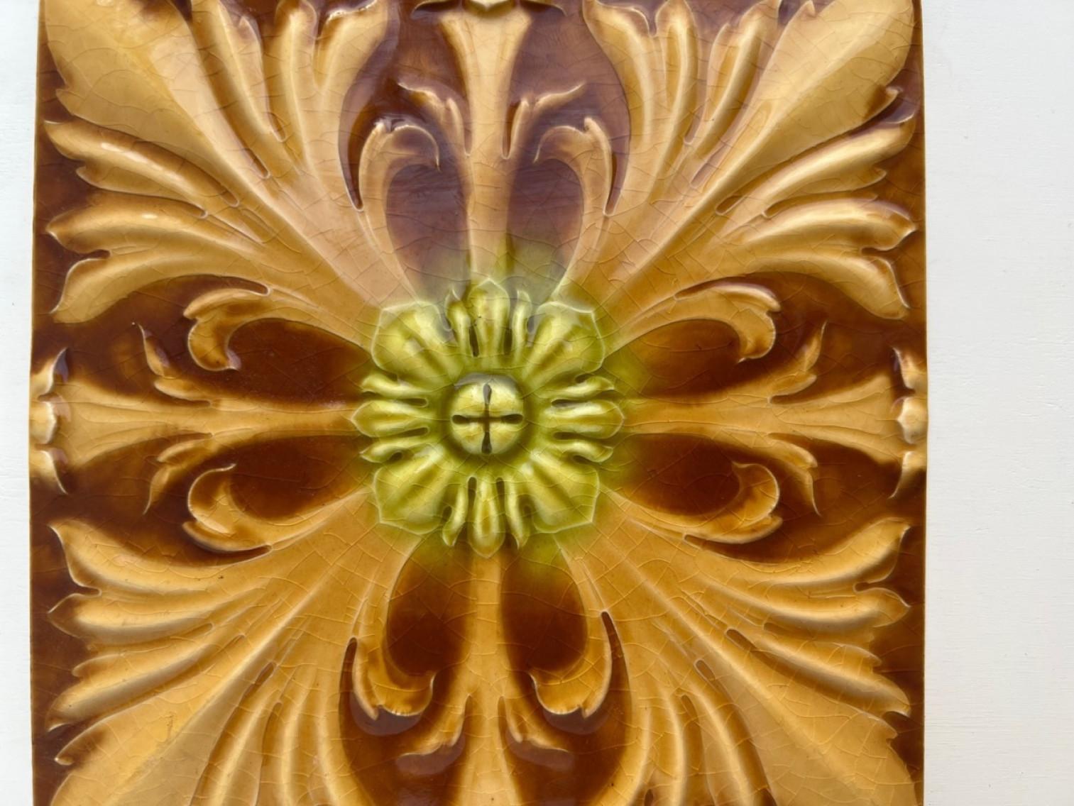 1 des 60 carreaux faits à la main dans de riches couleurs brunes et jaunes émaillées. Fabriqué vers 1920 par Gilliot Hemiksem, Belgique.
Ces carreaux seraient charmants exposés sur des chevalets, encadrés ou incorporés dans une conception de