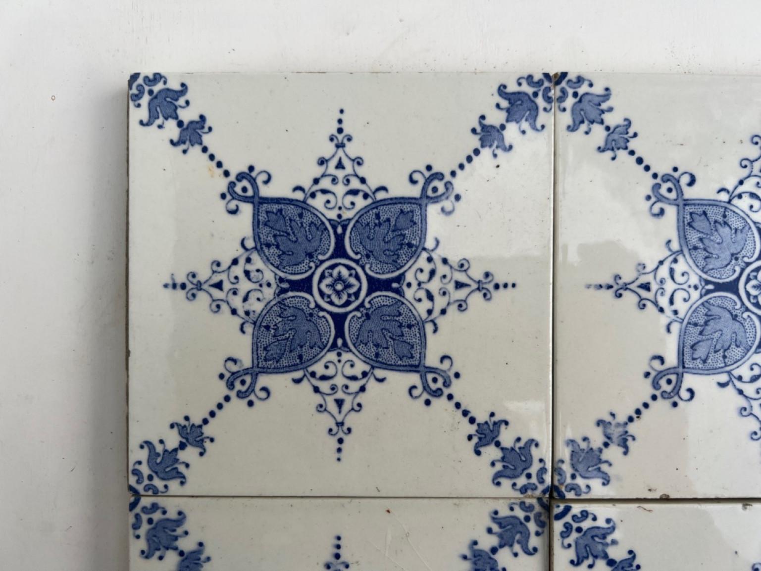 1 delle 60 piastrelle smaltate bianche e blu Art Deco di Le Glaive, Belgio in vendita 3