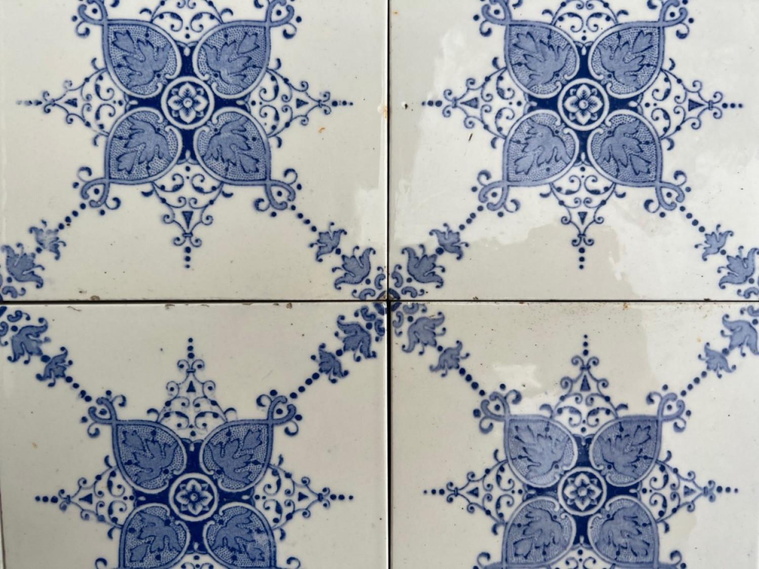 Smaltato 1 delle 60 piastrelle smaltate bianche e blu Art Deco di Le Glaive, Belgio in vendita