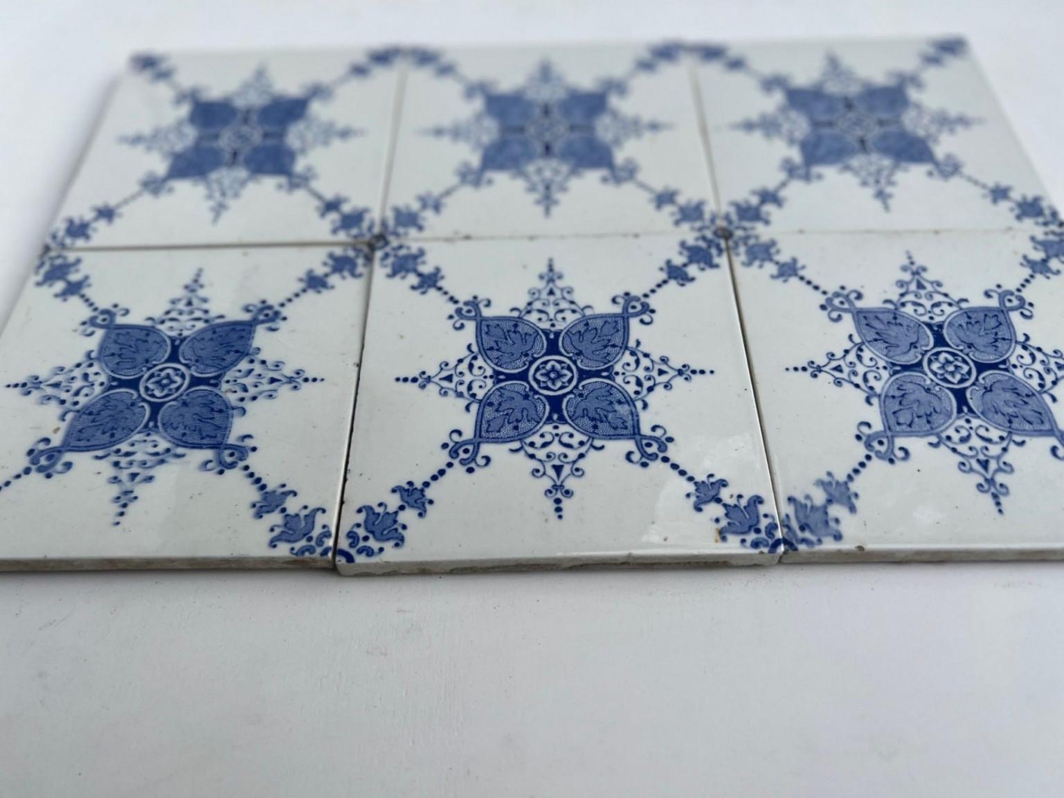 1 delle 60 piastrelle smaltate bianche e blu Art Deco di Le Glaive, Belgio In condizioni buone in vendita a Rijssen, NL
