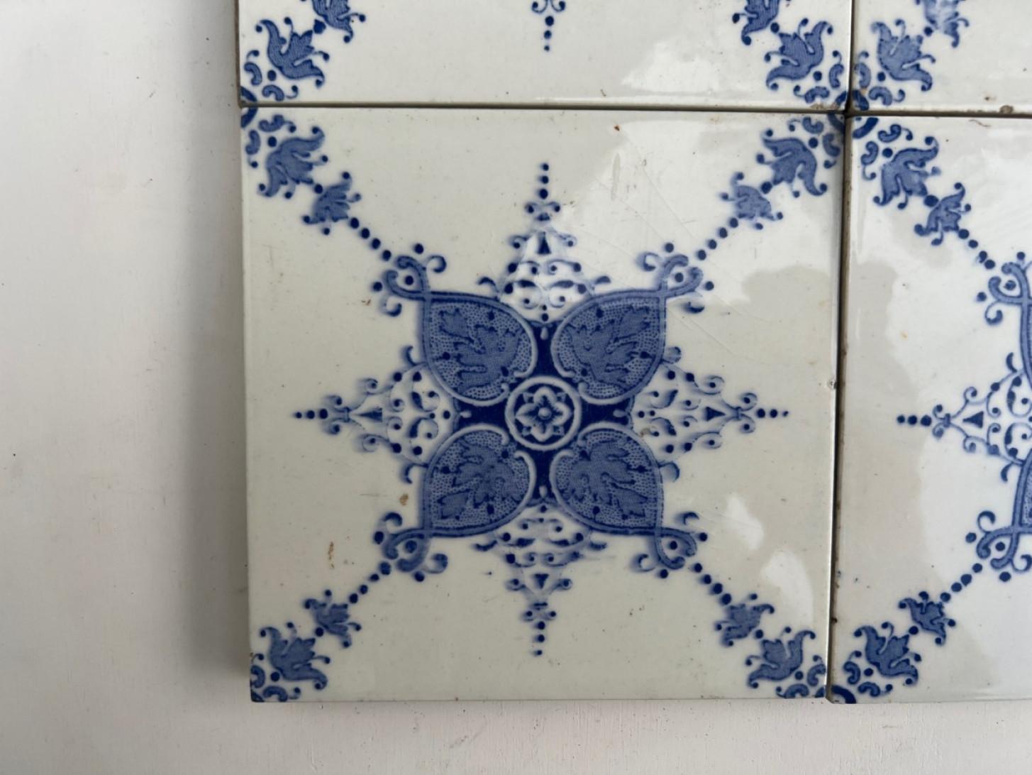 XX secolo 1 delle 60 piastrelle smaltate bianche e blu Art Deco di Le Glaive, Belgio in vendita