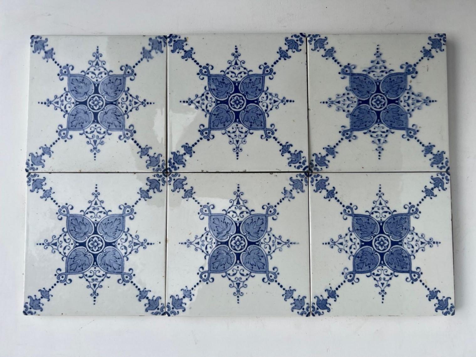 Ceramica 1 delle 60 piastrelle smaltate bianche e blu Art Deco di Le Glaive, Belgio in vendita