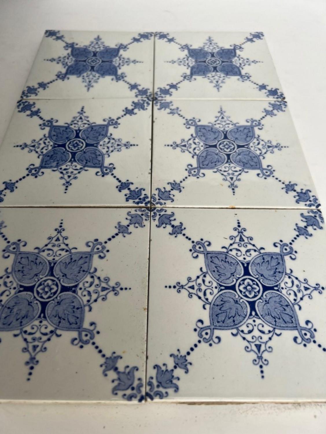 1 delle 60 piastrelle smaltate bianche e blu Art Deco di Le Glaive, Belgio in vendita 1