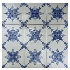 1 de los 60 Azulejos Esmaltados Art Decó Blancos y Azules de Le Glaive, Bélgica