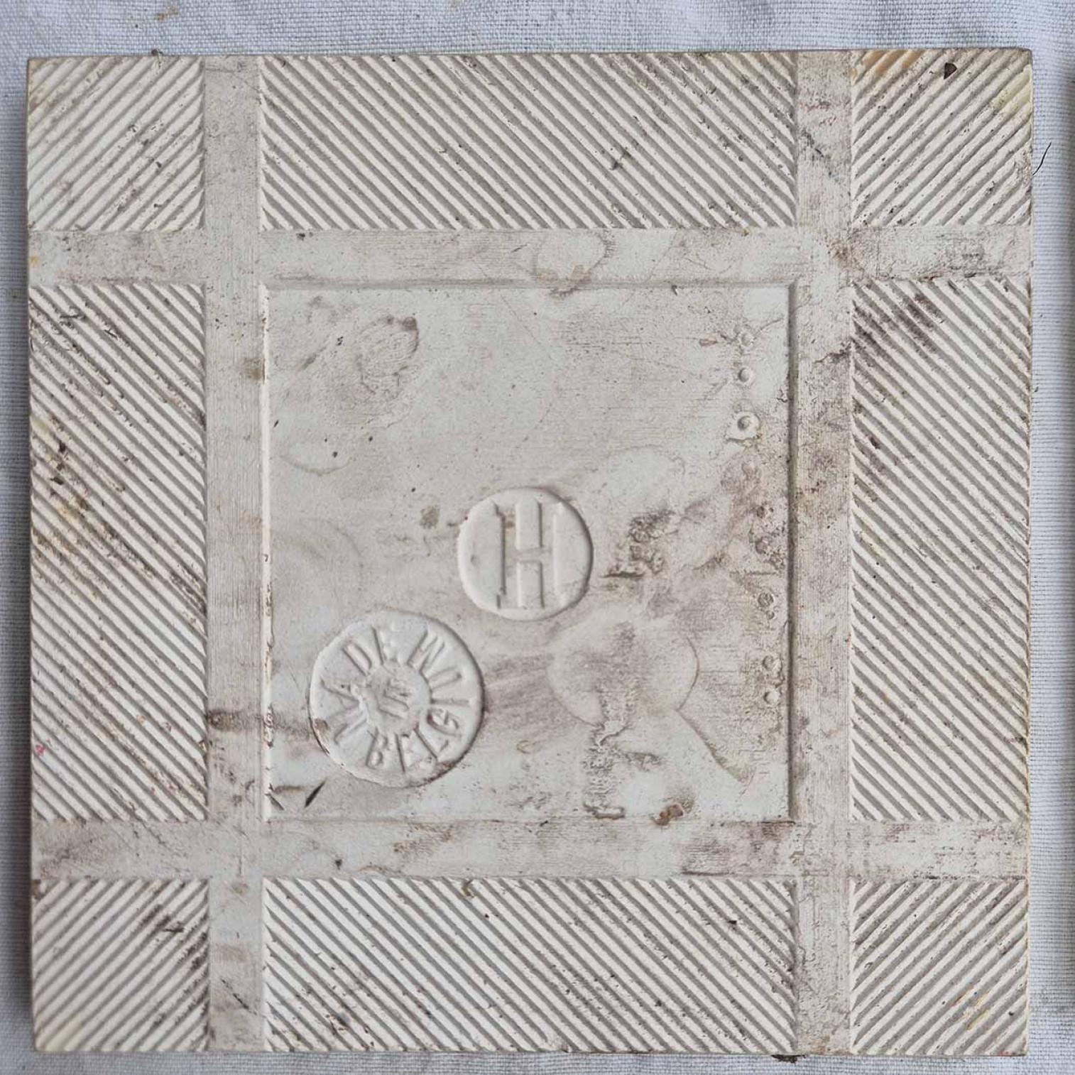 XX secolo 1 delle 63 piastrelle in rilievo Art Nouveau smaltate di Gilliot, circa 1920 in vendita